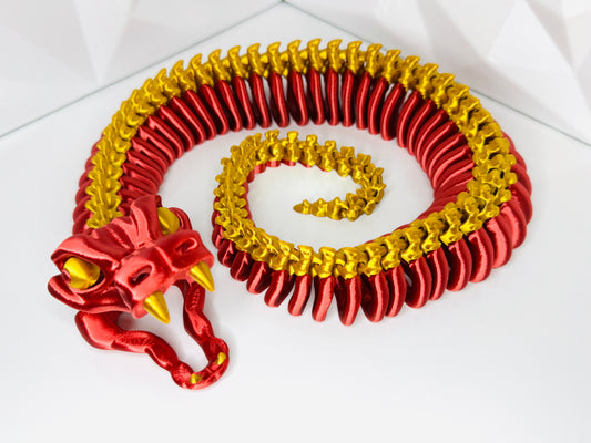 3D-gedruckte Schlange in flexibler, geschlungener Position, Vorderansicht, rot-gold