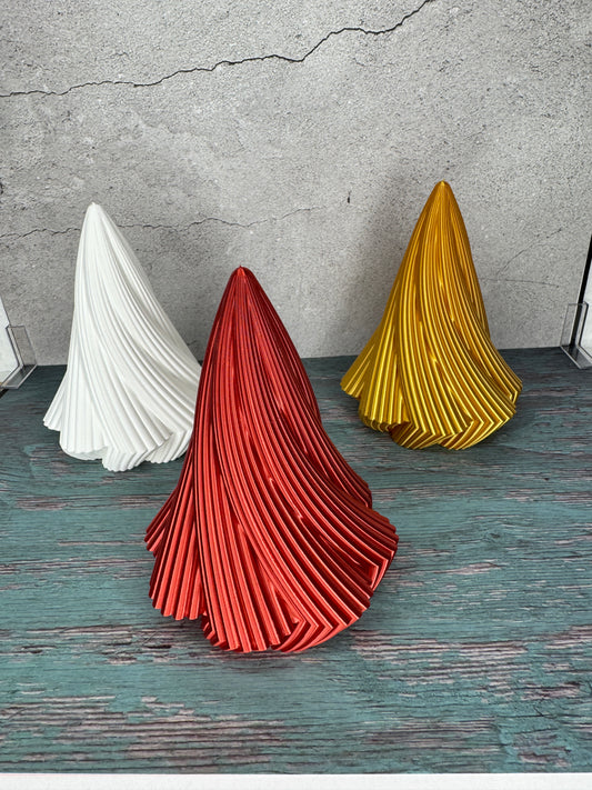 Gedrehte 3D-gedruckte Weihnachtsbäume in Weiß, Gold und Metallic Rot – moderne Weihnachtsdeko für LED-Teelichter