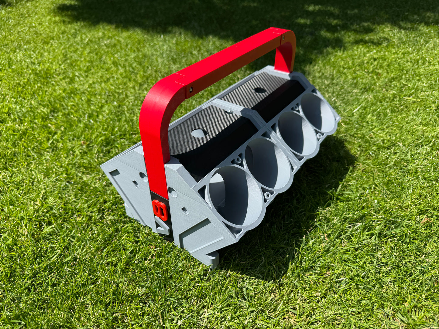 Detailaufnahme des V8 Dosenhalters Außen – sichtbare Motorblock-Optik und hochwertige Oberfläche mit Abdeckung ohne Dosen