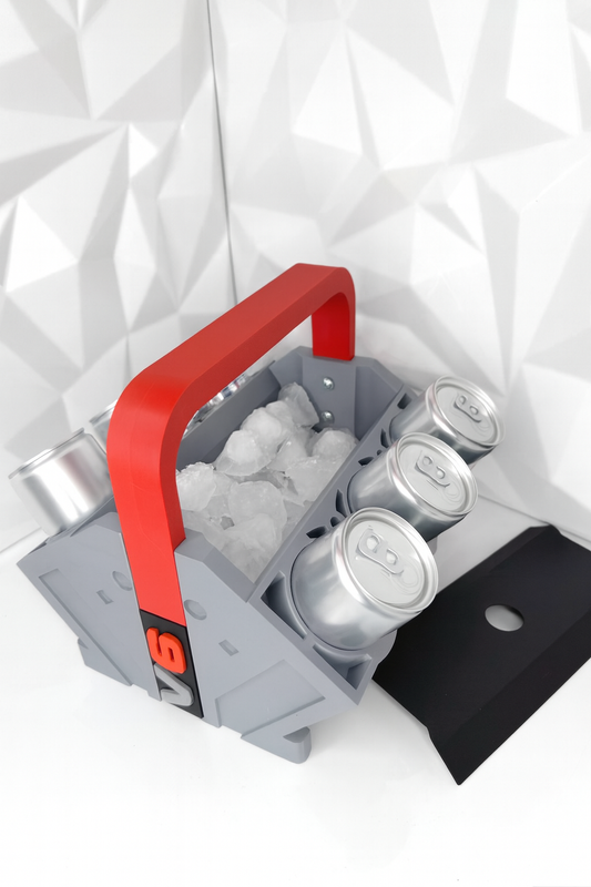 Detailaufnahme des V6 Dosenhalters schmale Dosenbreite – sichtbare Motorblock-Optik und hochwertige Oberfläche inklusive Eiswürfel ohne Abdeckung