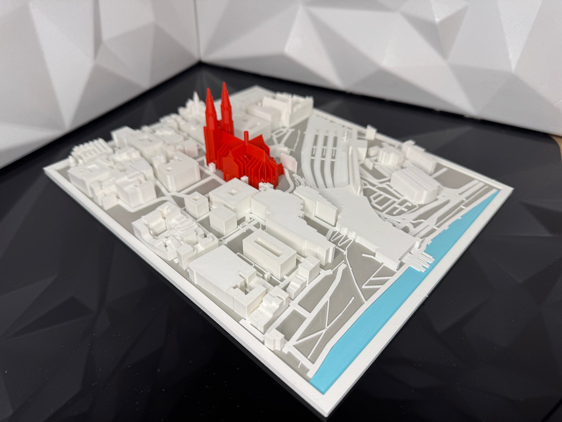 3D-Stadtmodell Köln in Multicolor-Variante mit farbig hervorgehobenem Dom in rot