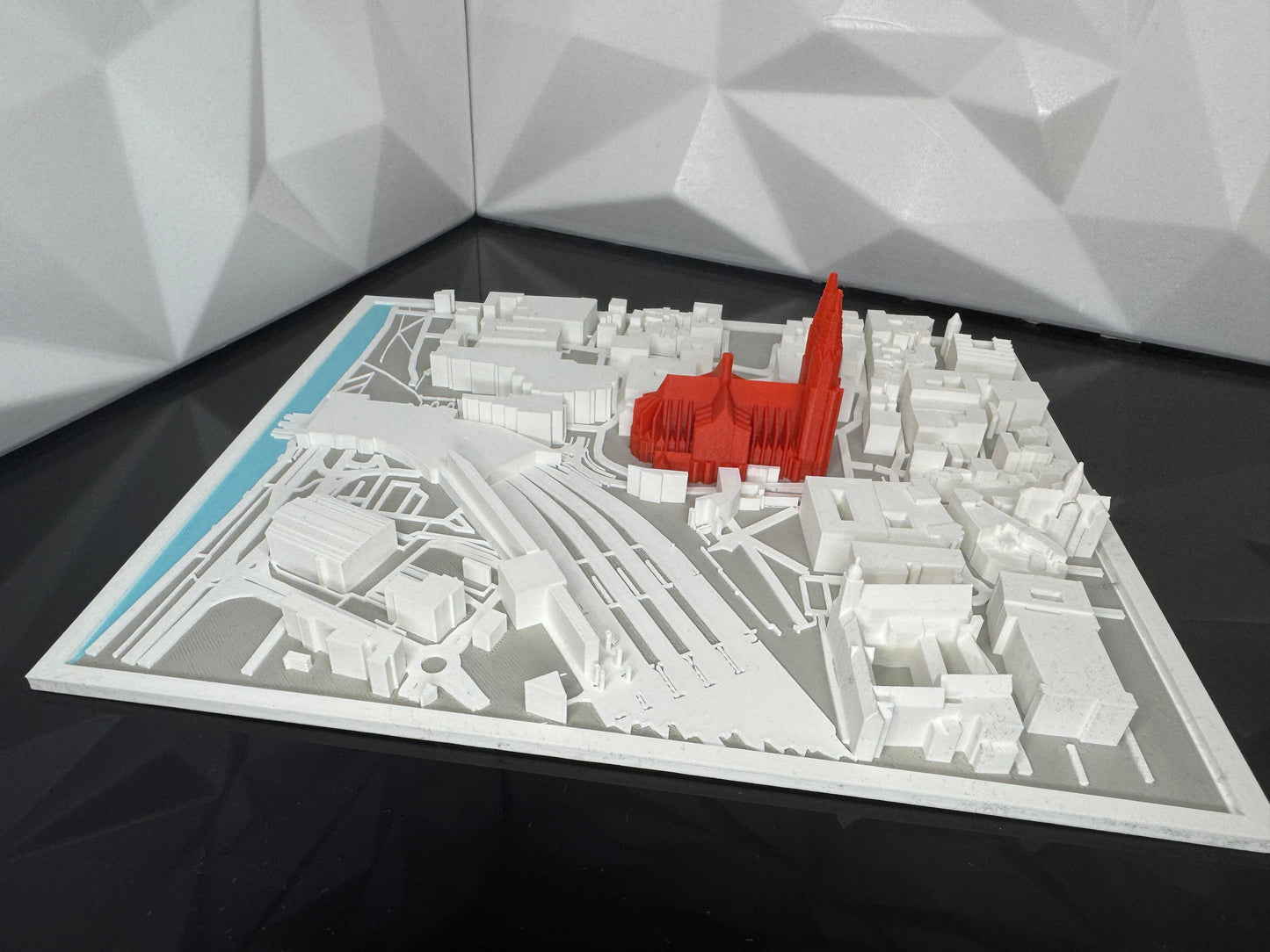 3D-Stadtmodell Köln in Multicolor-Variante mit farbig hervorgehobenem Dom in rot