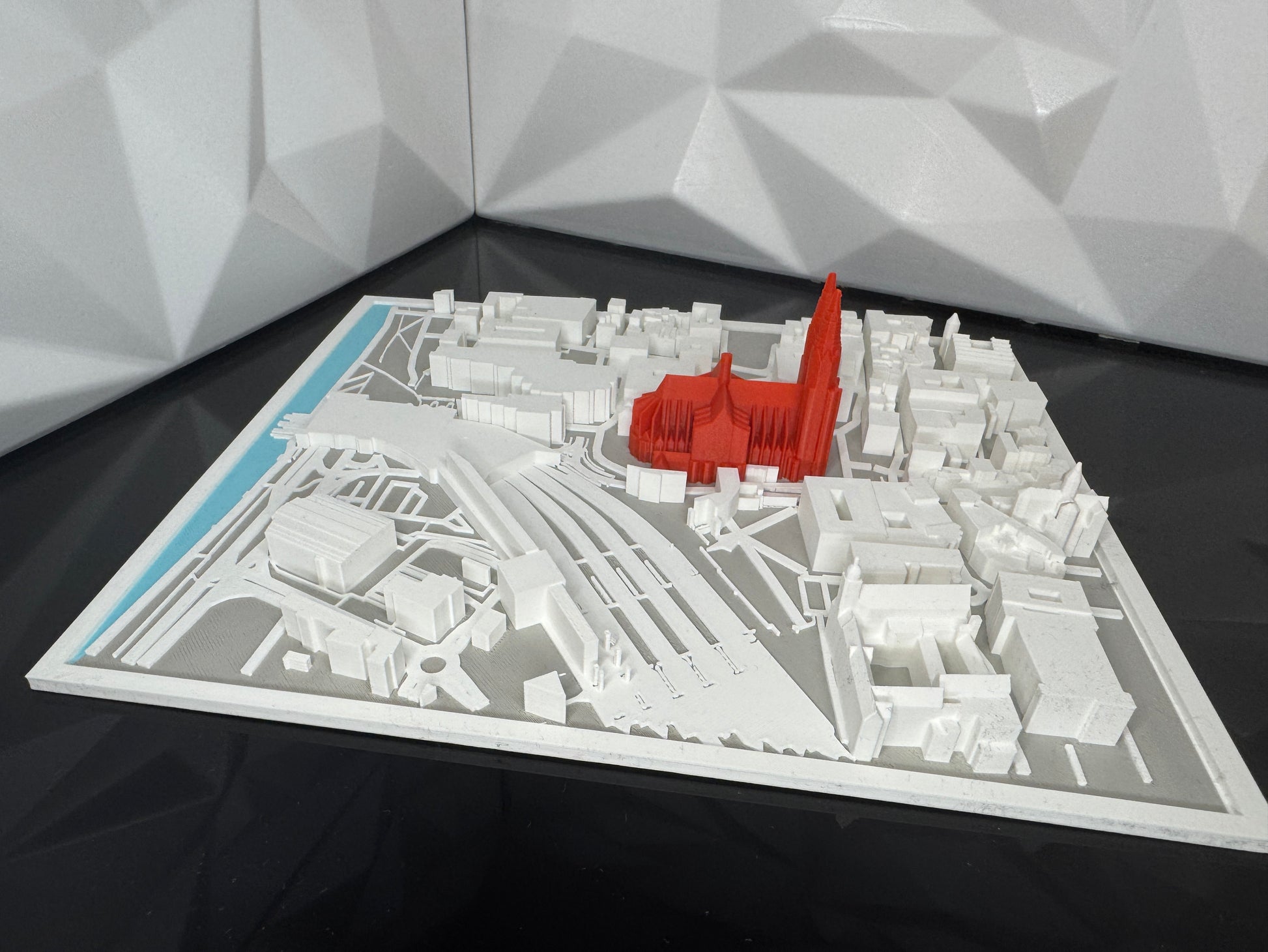 3D-Stadtmodell Köln in Multicolor-Variante mit farbig hervorgehobenem Dom in rot