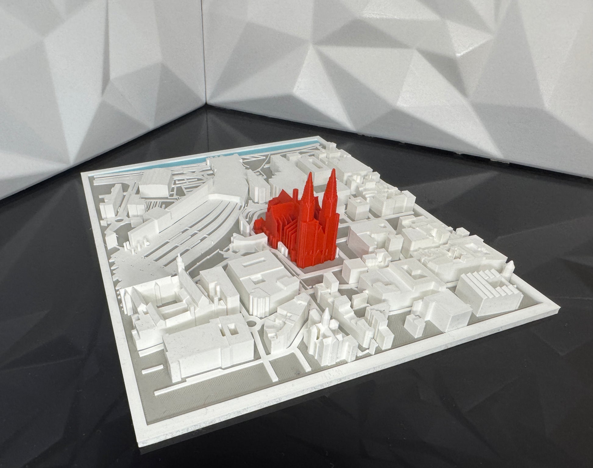 3D-Stadtmodell Köln in Multicolor-Variante mit farbig hervorgehobenem Dom in rot