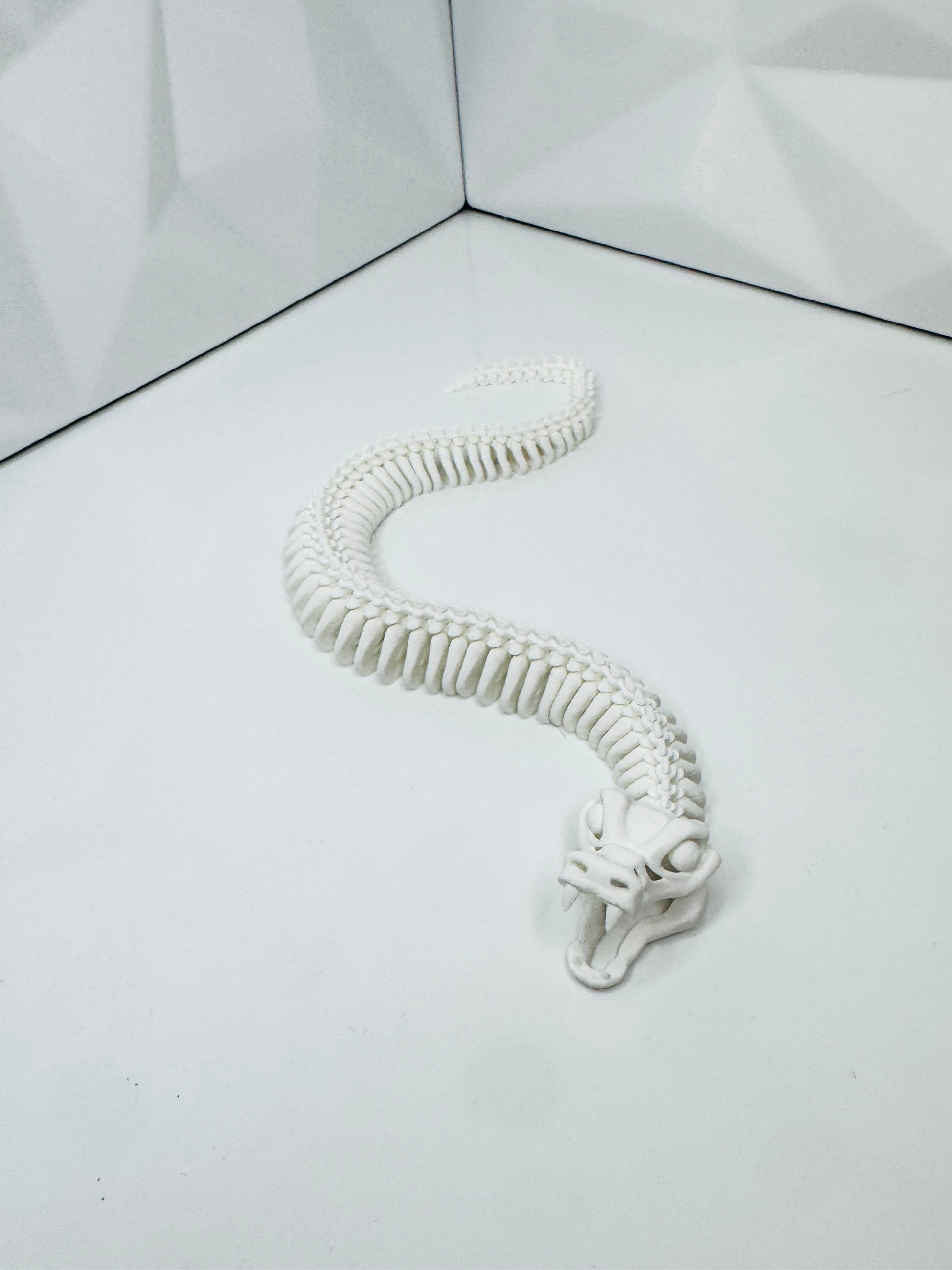 Ausgestreckte flexible Schlange aus 3D-Druck in voller Länge, weiß
