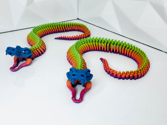 3D-gedruckte Schlange in flexibler, geschlungener Position, Vorderansicht, rainbow“