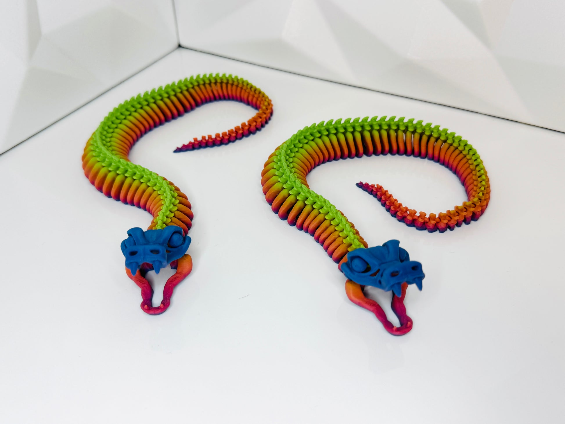 3D-gedruckte Schlange in flexibler, geschlungener Position, Vorderansicht, rainbow