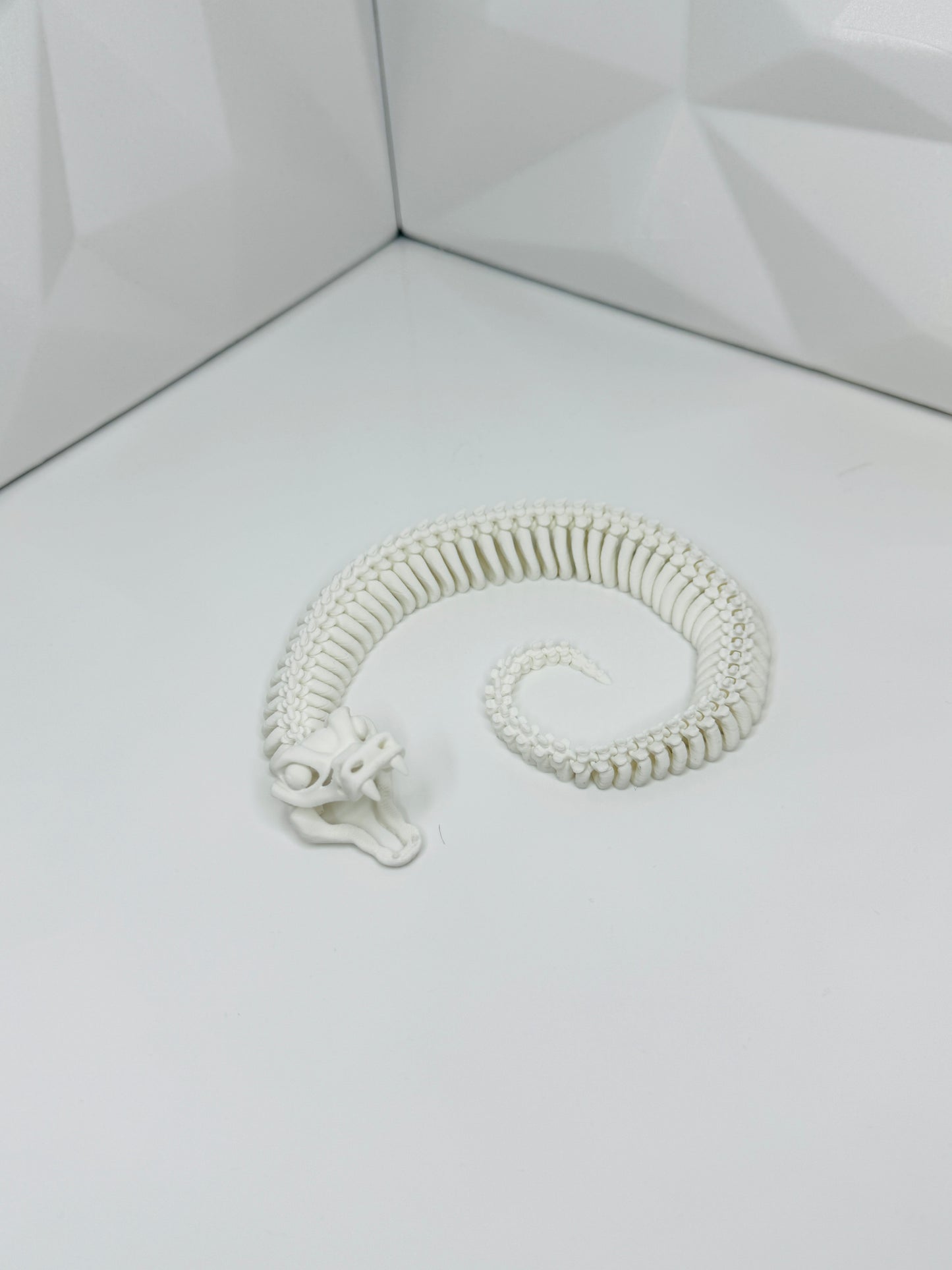 Ausgestreckte flexible Schlange aus 3D-Druck in voller Länge, weiß