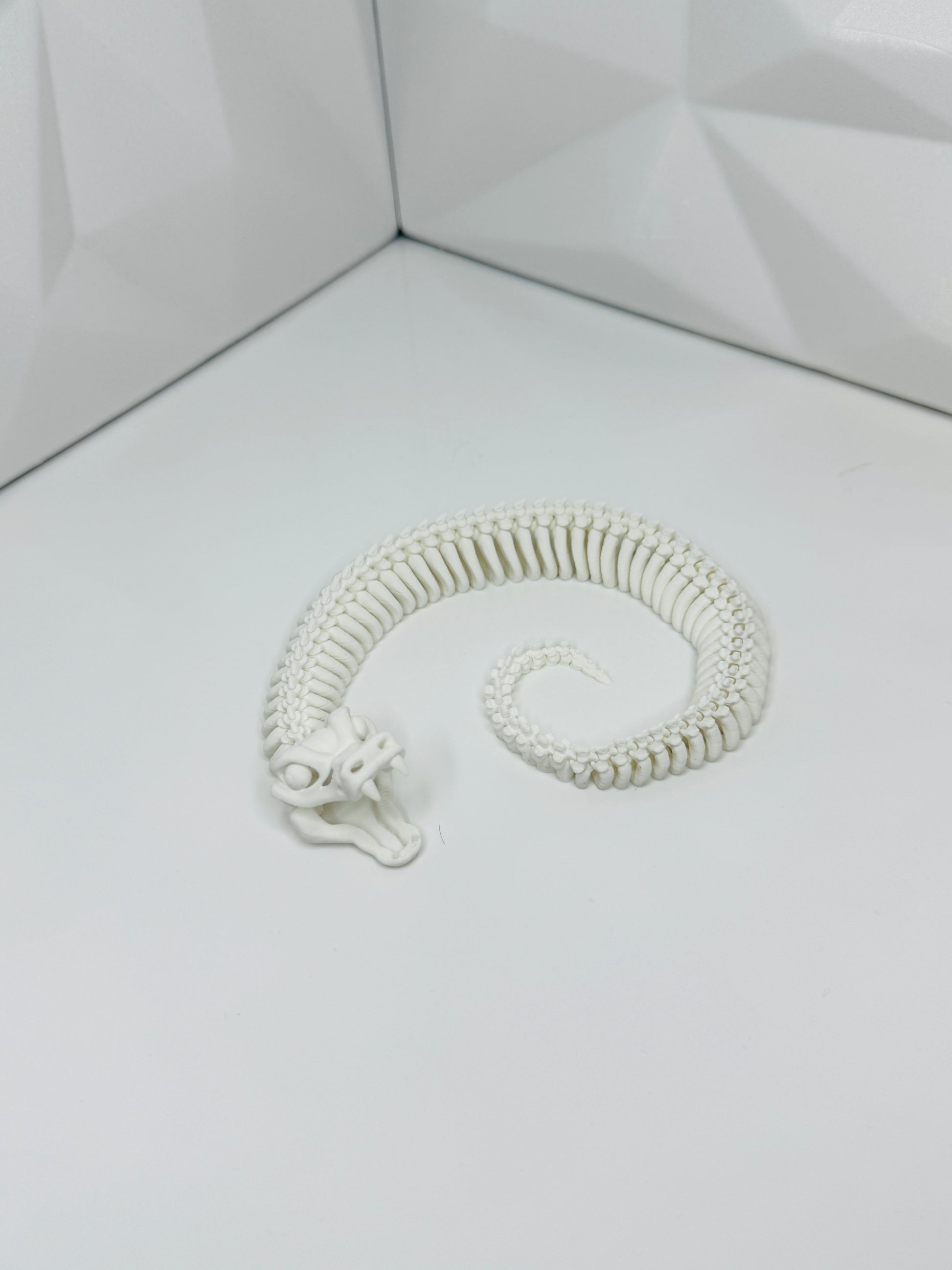 Ausgestreckte flexible Schlange aus 3D-Druck in voller Länge, weiß