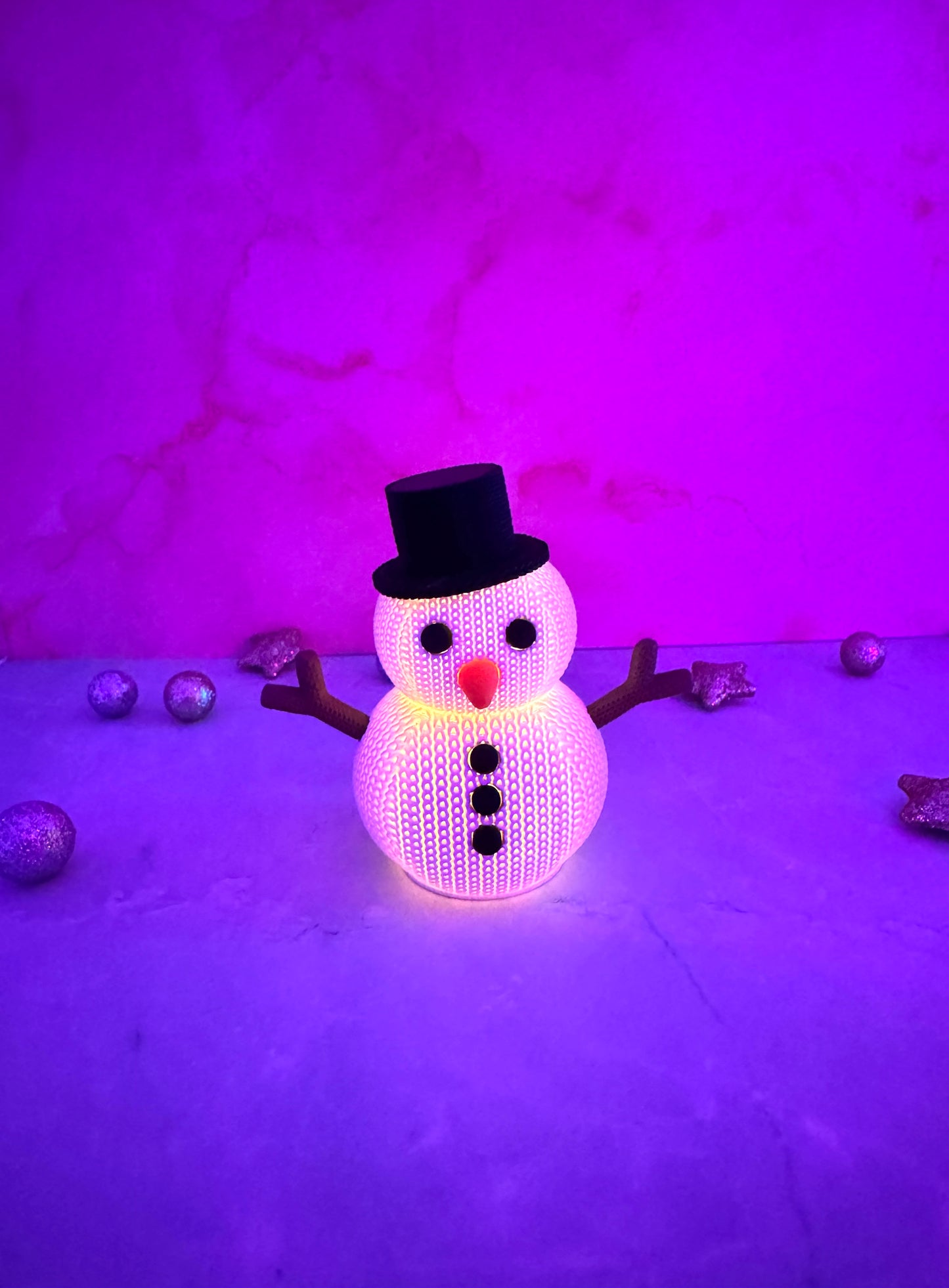 Kleiner Schneemann im gestrickten Design mit eingesetztem LED-Teelicht, stimmungsvolle Beleuchtung