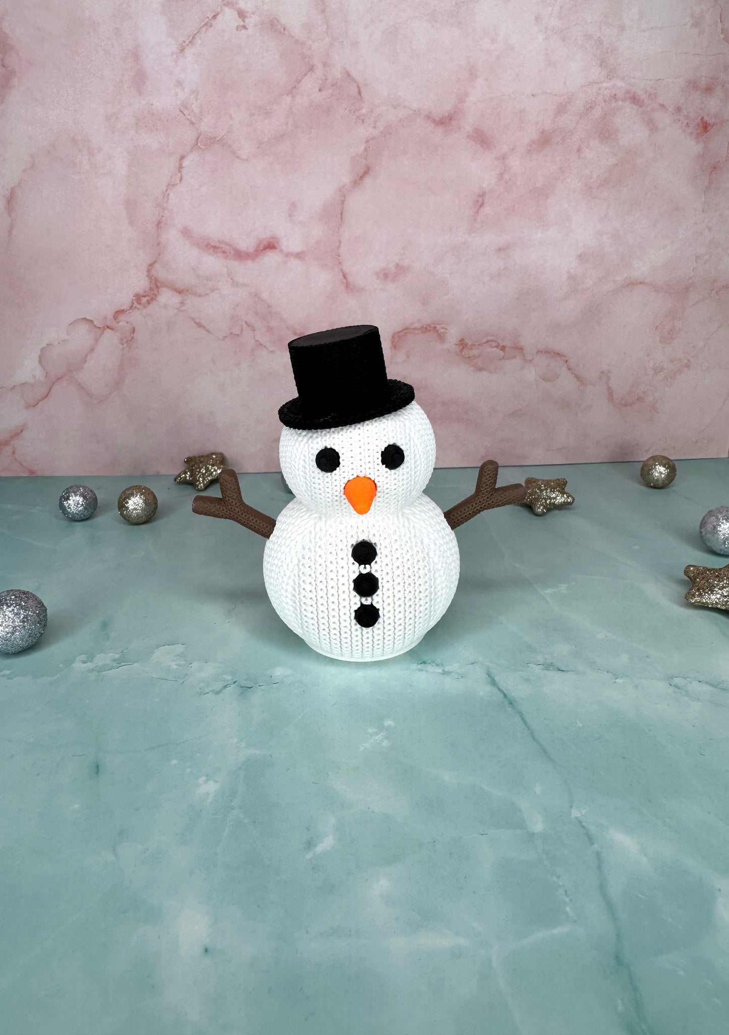 Kleiner 3D-gedruckter Schneemann im gestrickten Look von vorne, Platz für LED-Teelicht im Innenraum