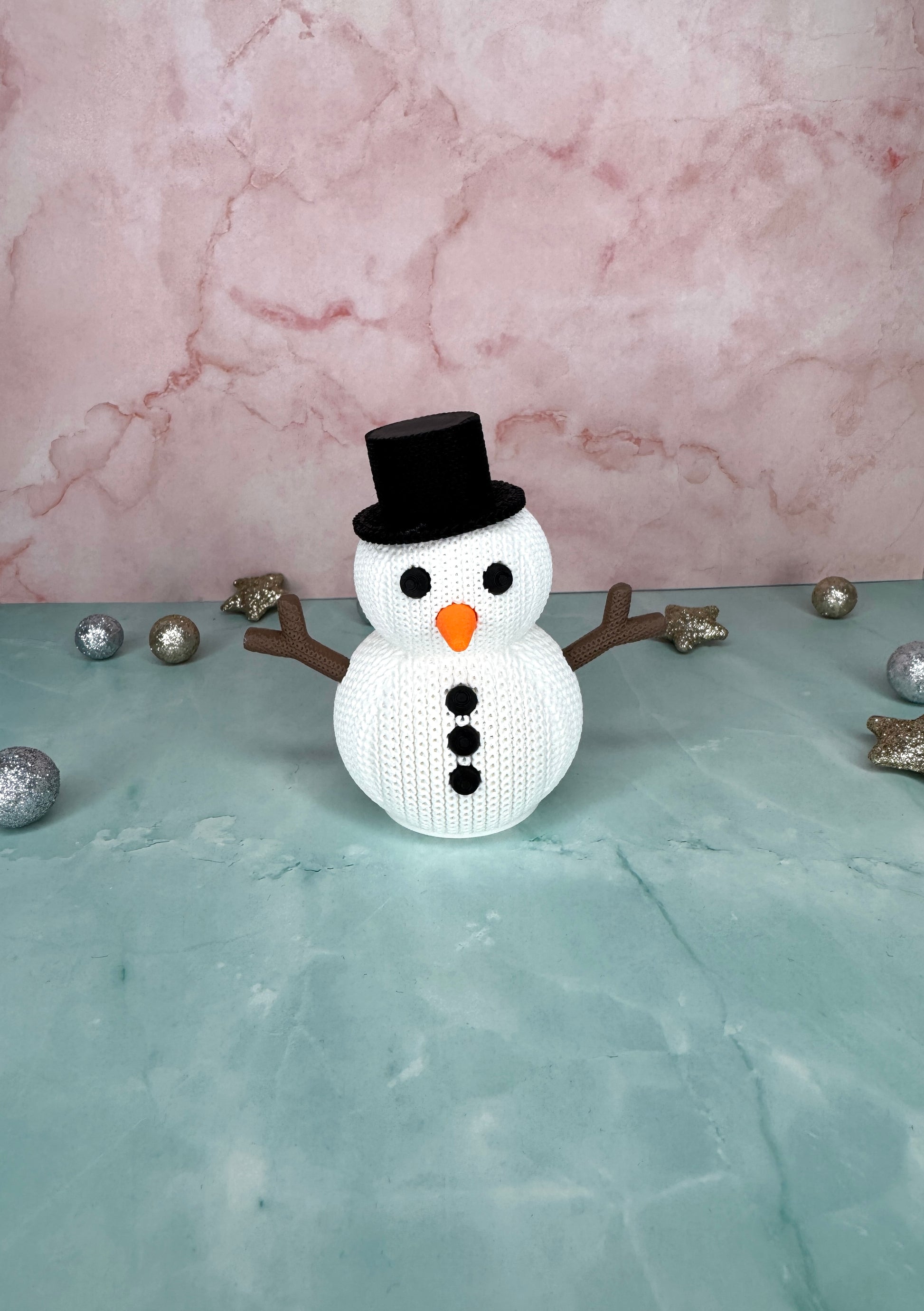 Kleiner 3D-gedruckter Schneemann im gestrickten Look von vorne, Platz für LED-Teelicht im Innenraum