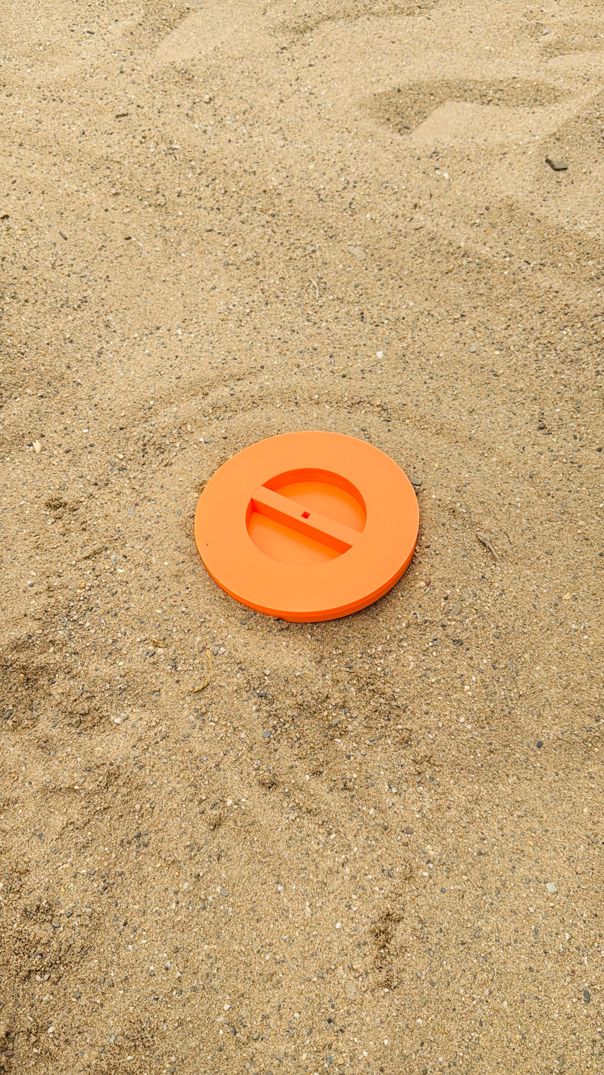3d-gedruckter Beachsafe, Orange Deckel im Sand
