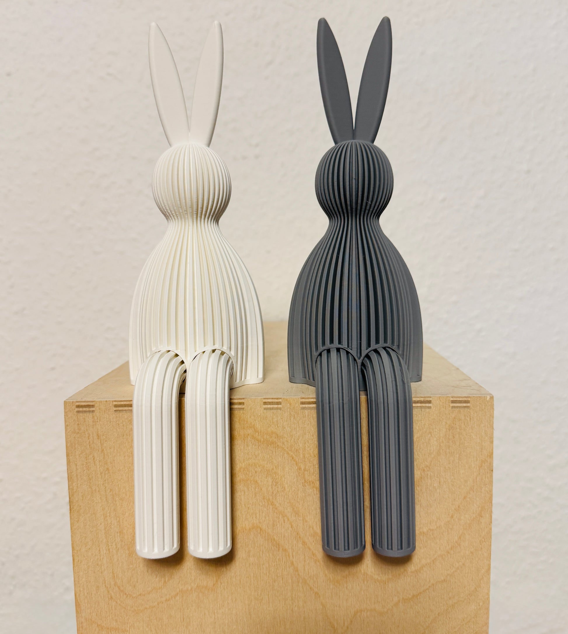 Bunny shelf sitzend grau weiß