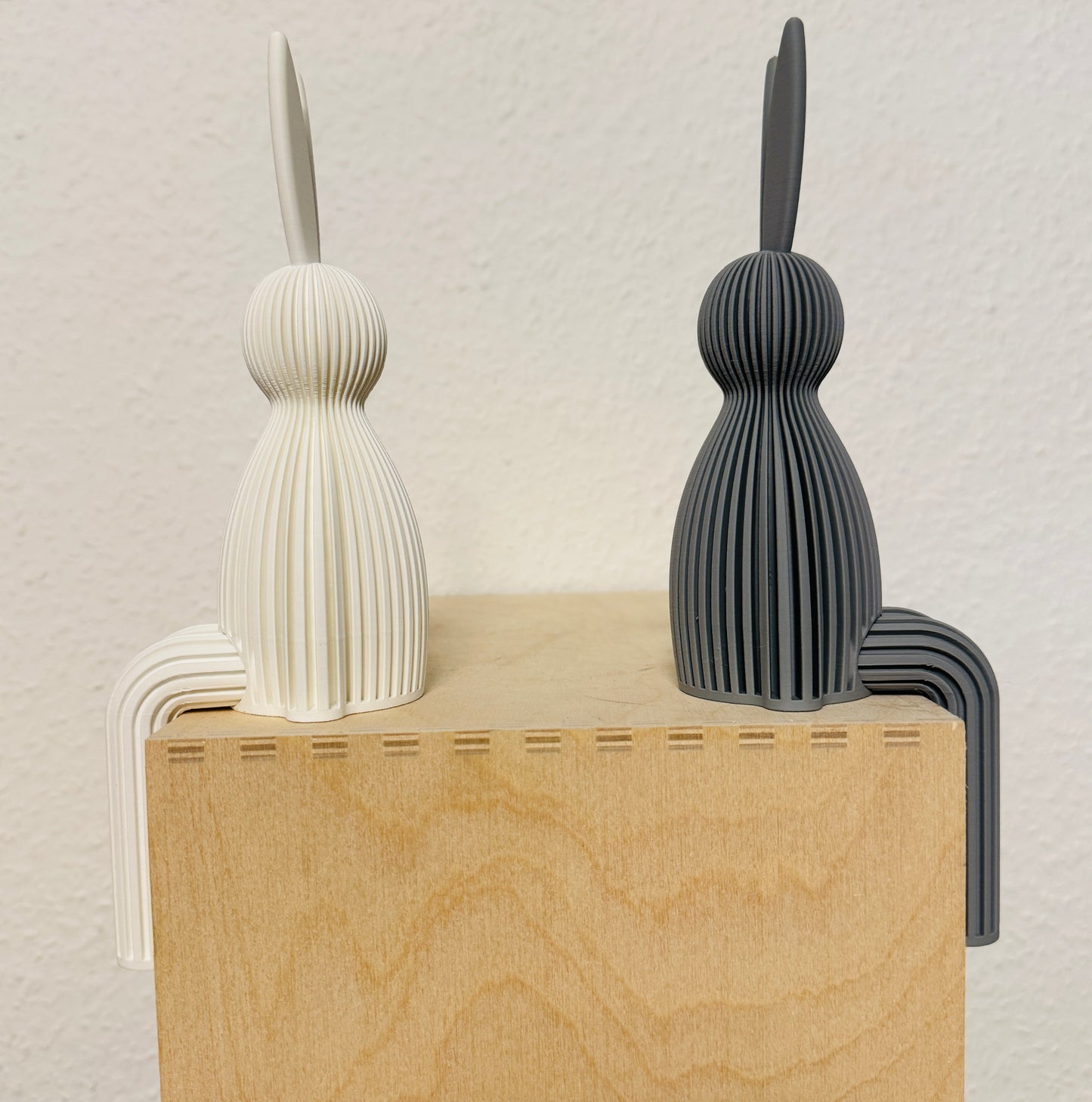 Bunny shelf sitzend grau weiß seitlich