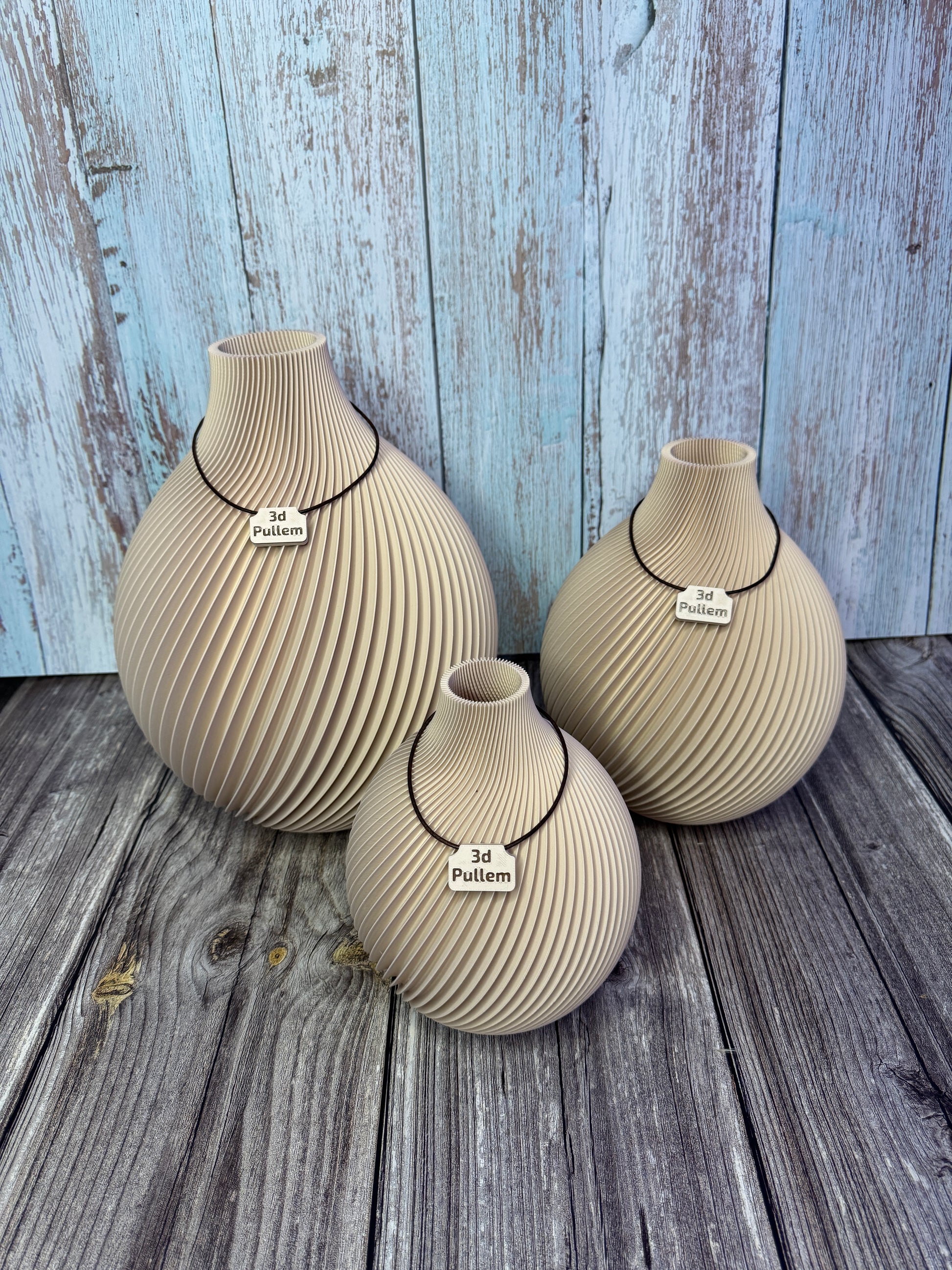 Drei TerraSphere Dekovasen im modernen Design, hergestellt im 3D-Druck, Farbe Sand-Beide ohne Blumen