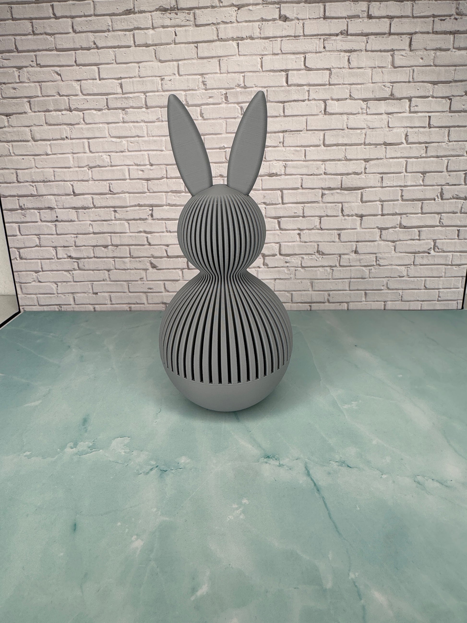 Osterhase Versteck modern Süßigkeiten Dunkelgrau