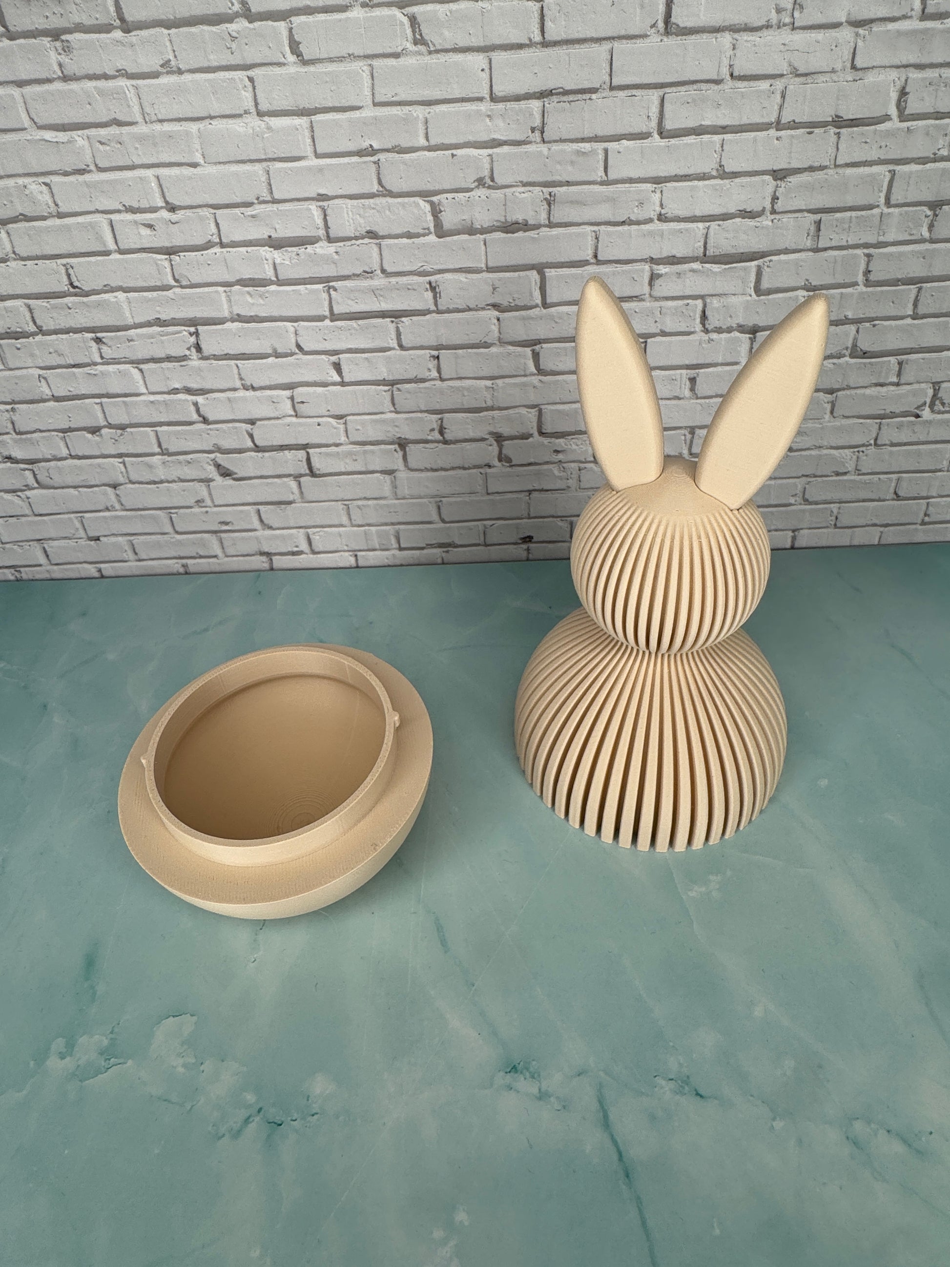 Osterhase Versteck modern Süßigkeiten sand geöffnet