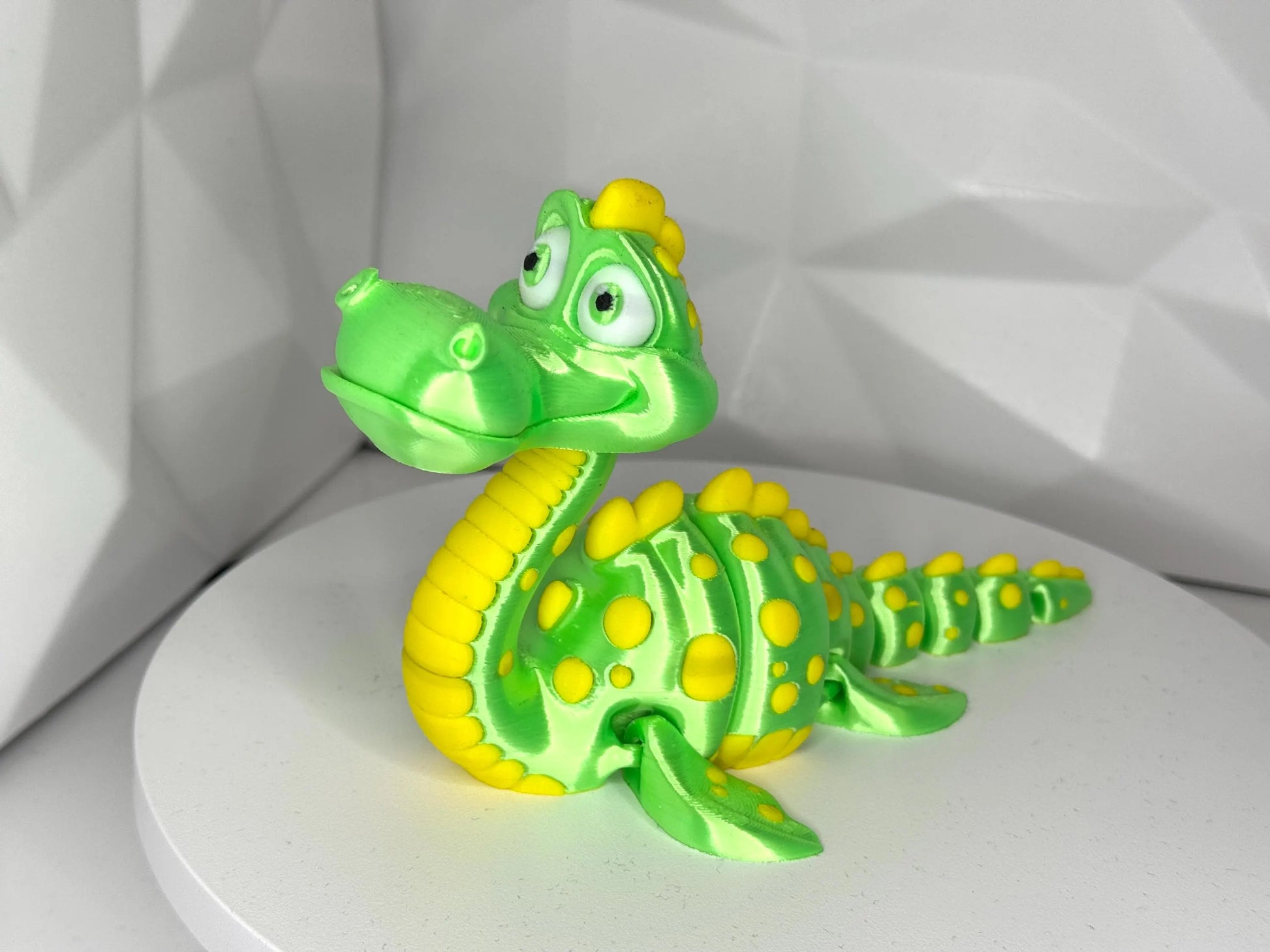 Grüne + gelbe 3d-gedruckte Nessie-Figur in aufrechter Pose, Größe L, Kopf beweglich, segmentierter Körper