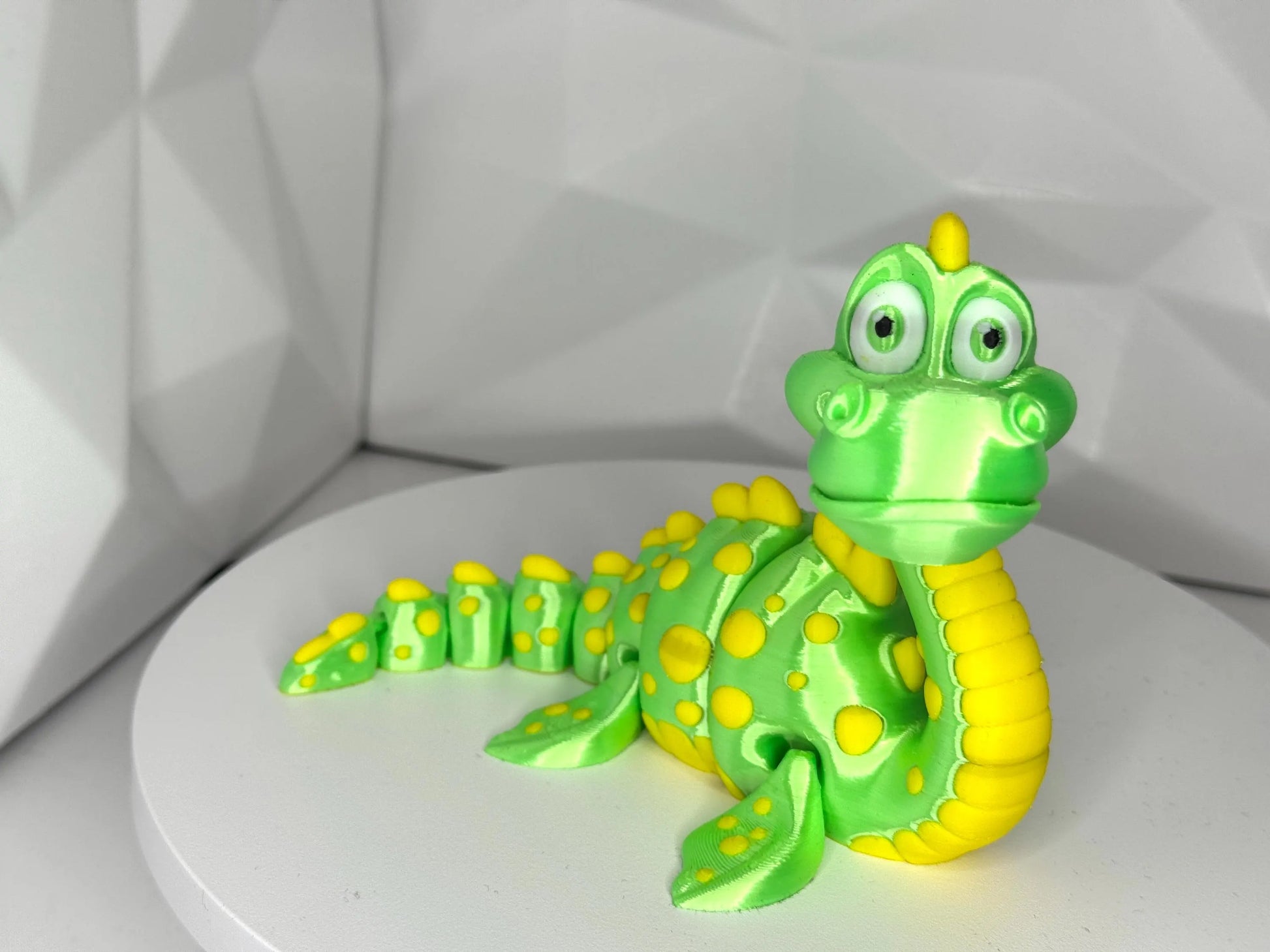 Gruene + gelbe 3d-gedruckte Nessie-Figur in aufrechter Pose, vorne, Größe L, Kopf beweglich, segmentierter Körper