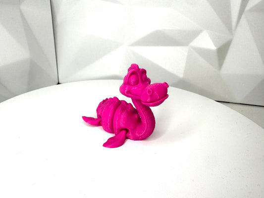 Pinke 3d-gedruckte Nessie-Figur in aufrechter Pose, klein, Kopf beweglich, segmentierter Körper