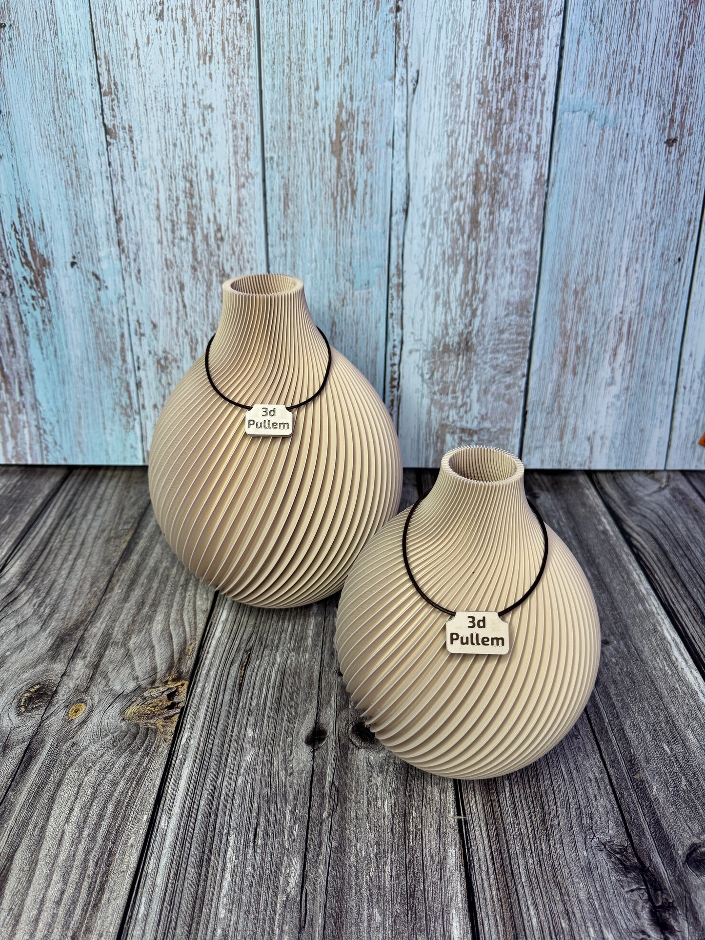 Zwei TerraSphere Dekovasen im modernen Design, hergestellt im 3D-Druck, Farbe Sand-Beide ohne Blumen