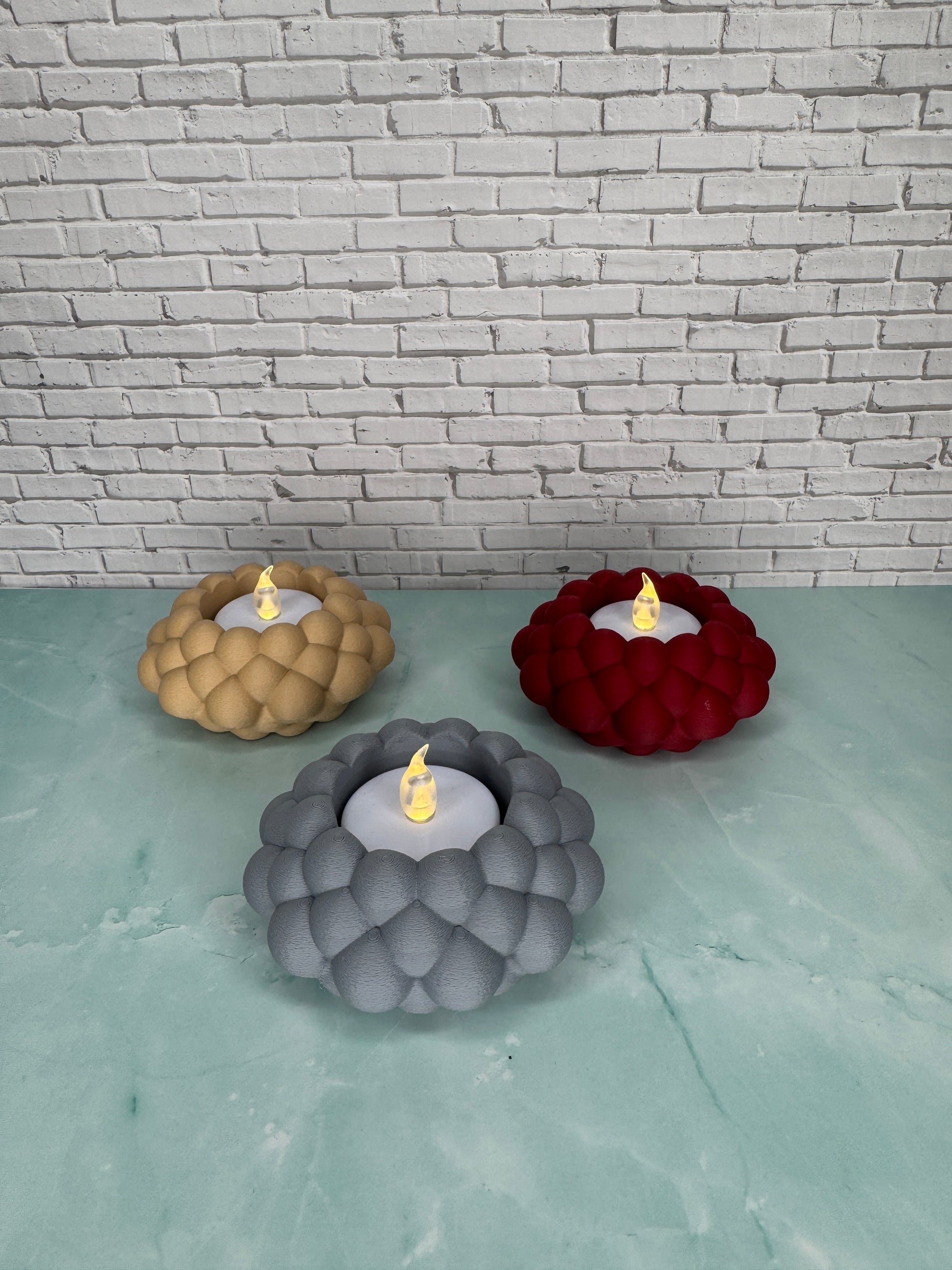 Drei Bubble Teelichthalter mit LED-Teelicht, 3D-gedruckt im modernen skandinavischen Stil, Farben Beige, Dunkelrot und Dunkelgrau