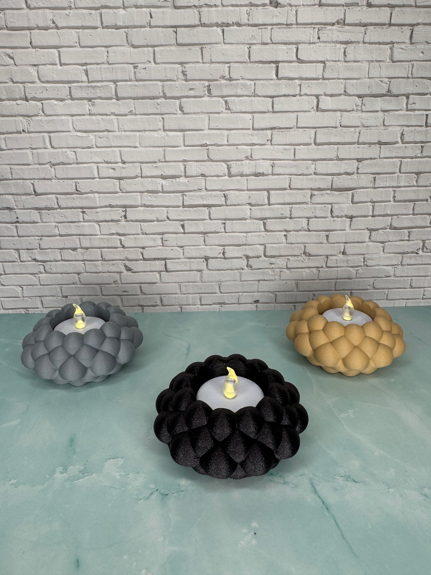 Drei Bubble Teelichthalter mit LED-Teelicht, 3D-gedruckt im modernen skandinavischen Stil, Farben Beige, Glitzerschwarz und Dunkelgrau