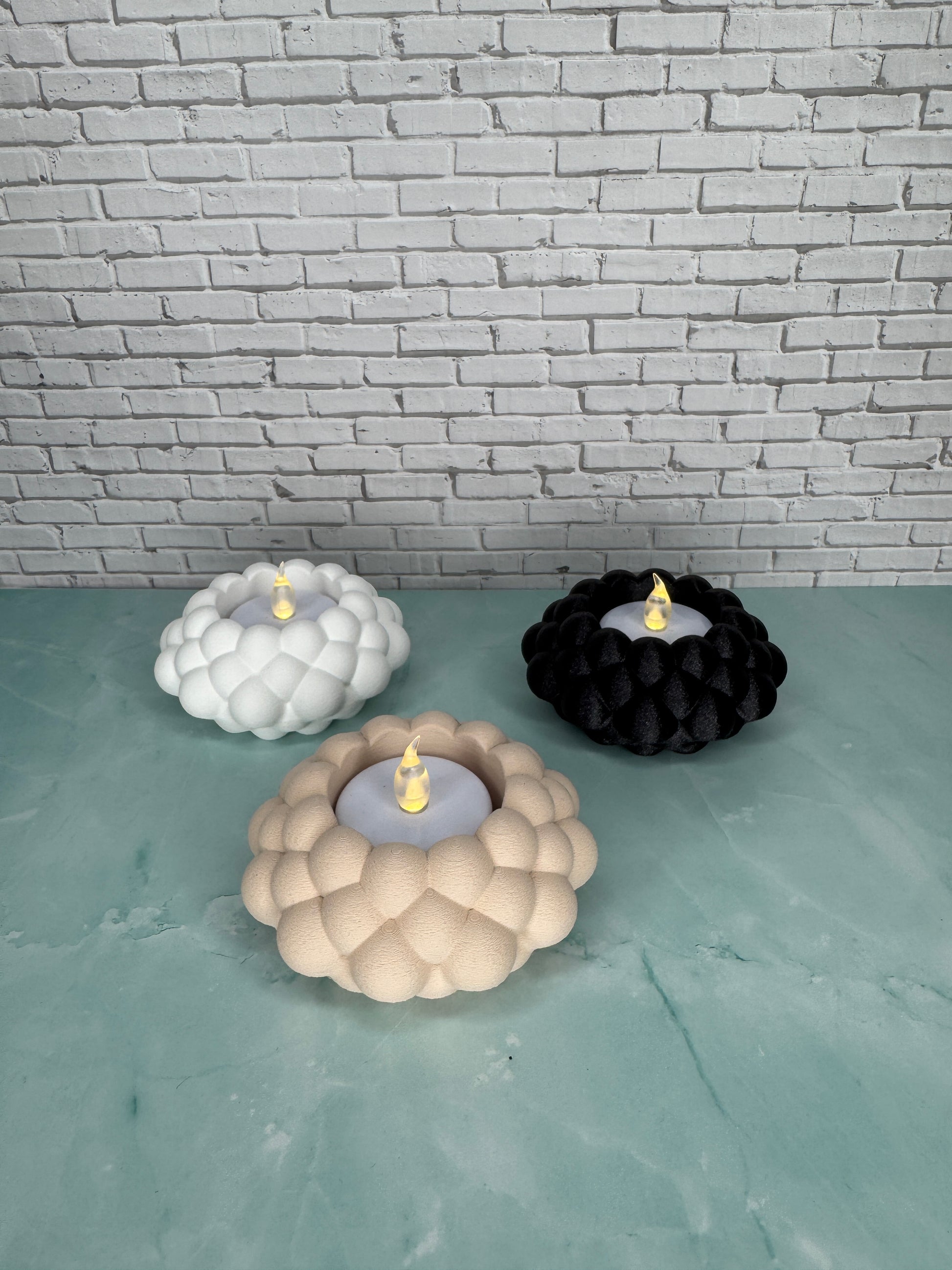 Drei Bubble Teelichthalter mit LED-Teelicht, 3D-gedruckt im modernen skandinavischen Stil, Farben Beige, Weiss und Glitzerschwarz