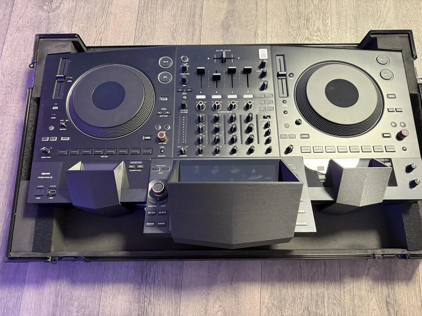 3D-gedruckter Display-Sonnenschutz, montiert auf Pioneer DJ Opus Quad, Rückansicht Oben