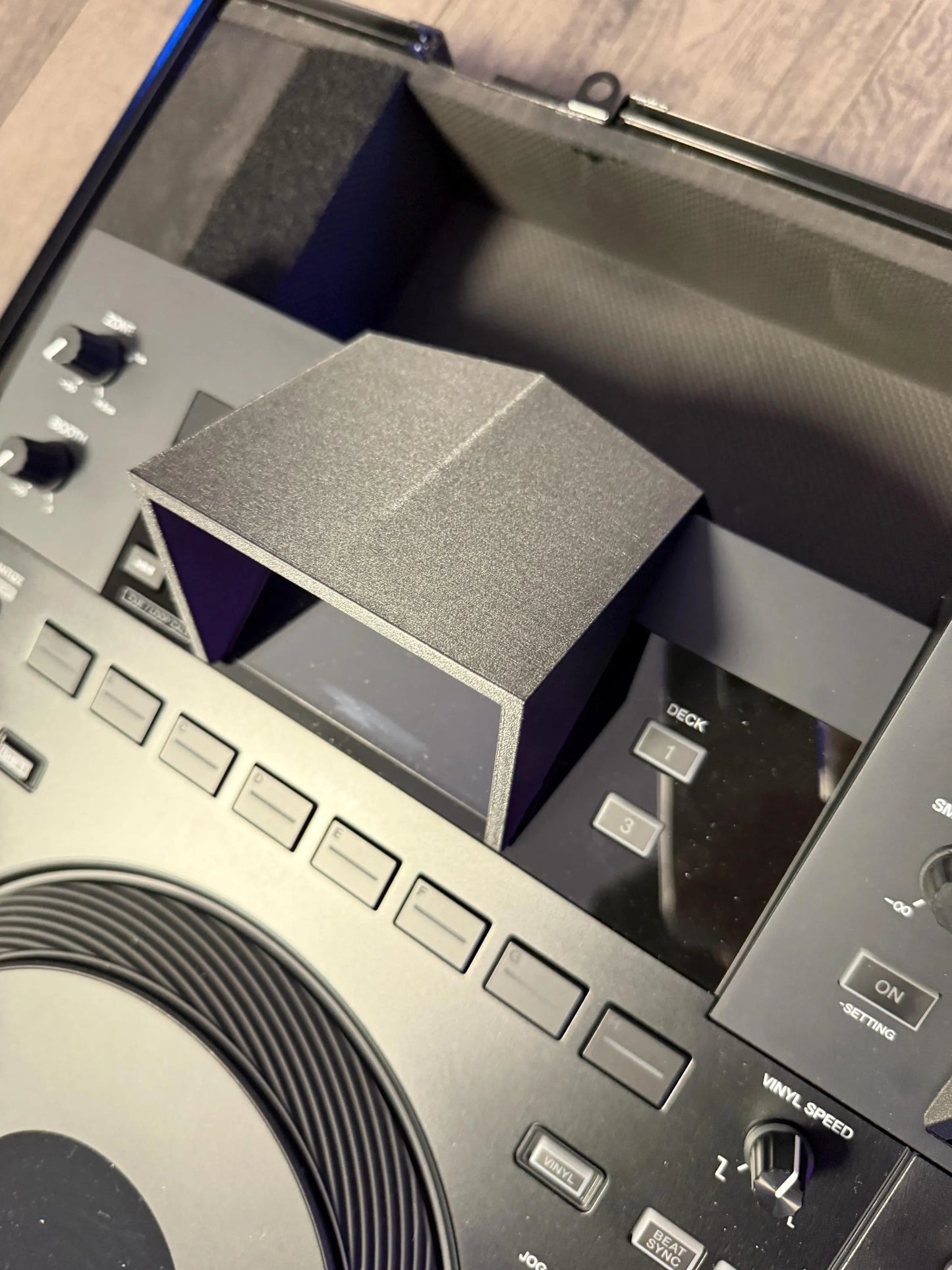 3D-gedruckter Display-Sonnenschutz, montiert auf Pioneer DJ Opus Quad, Linke Seite