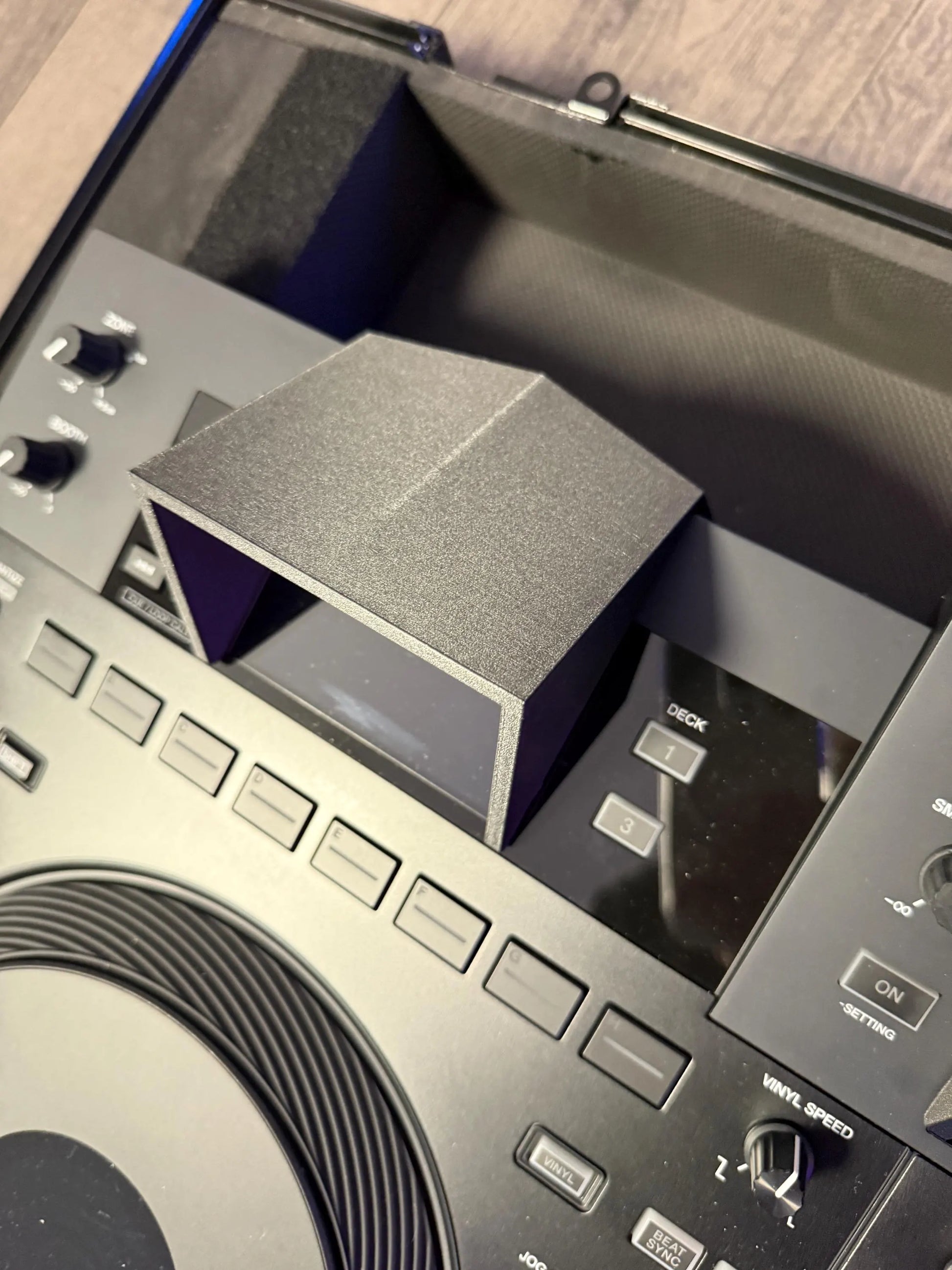 3D-gedruckter Display-Sonnenschutz, montiert auf Pioneer DJ Opus Quad, Linke Seite