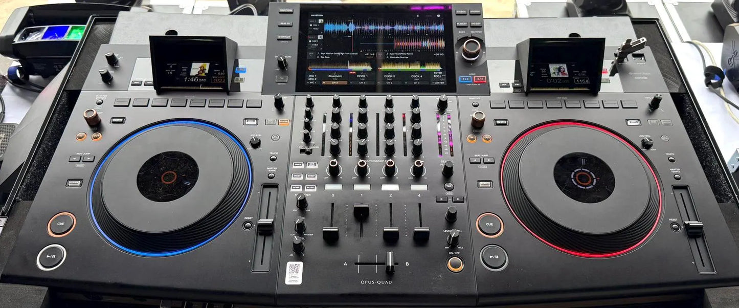 3D-gedruckter Display-Sonnenschutz, montiert auf Pioneer DJ Opus Quad, Frontansicht