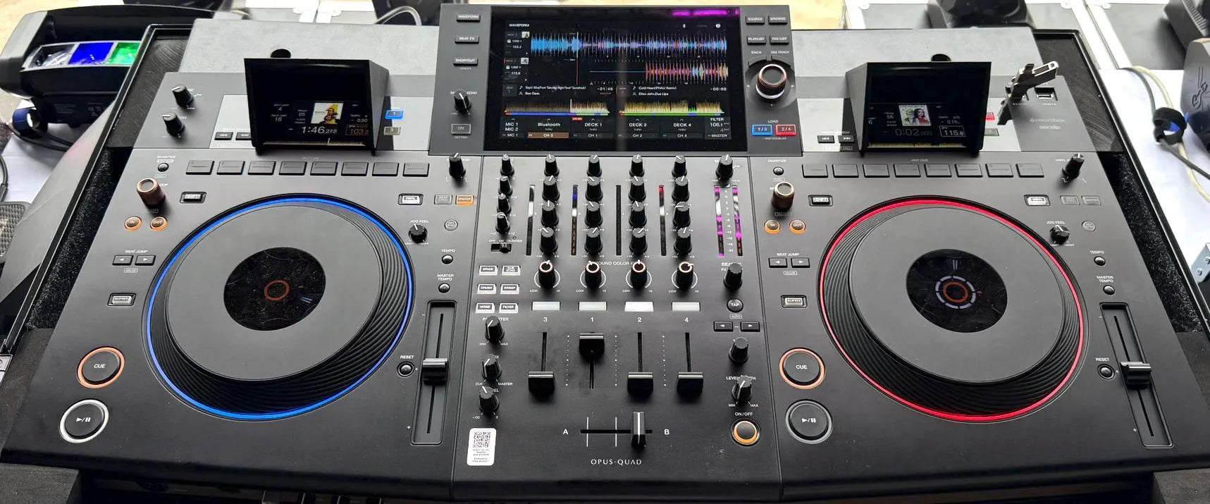 3D-gedruckter Display-Sonnenschutz, montiert auf Pioneer DJ Opus Quad, Frontansicht