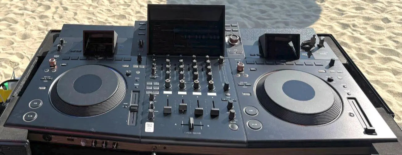 3D-gedruckter Display-Sonnenschutz, montiert auf Pioneer DJ Opus Quad, Ansicht Front