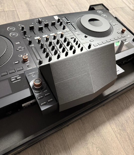 3D-gedruckter Display-Sonnenschutz, montiert auf Pioneer DJ Opus Quad, Rück- Ansicht