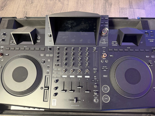 3D-gedruckter Display-Sonnenschutz, montiert auf Pioneer DJ Opus Quad, Front-Ansicht