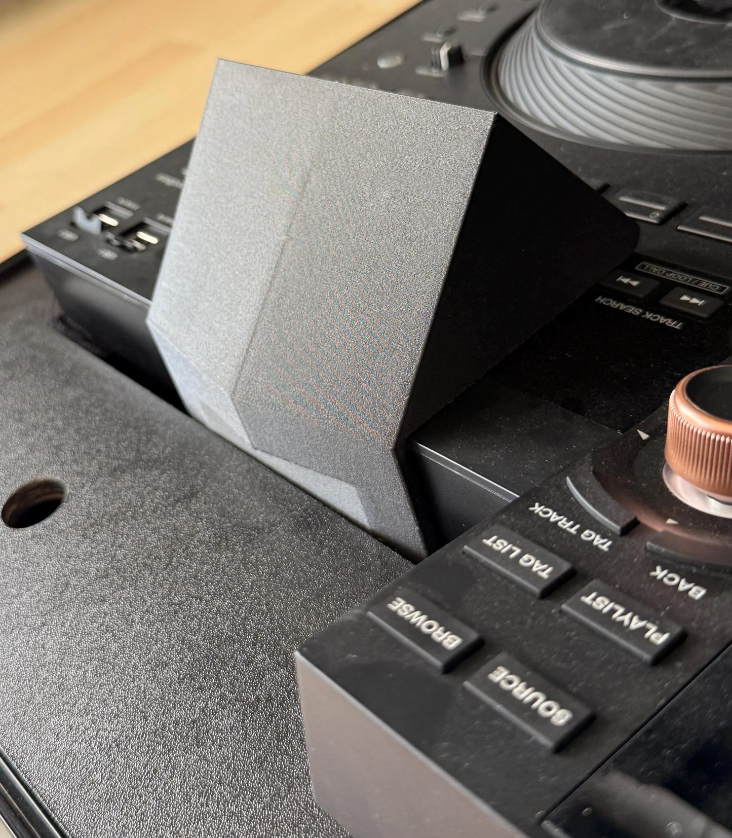 3D-gedruckter Display-Sonnenschutz, montiert auf Pioneer DJ Opus Quad, Rückansicht rechte Seite