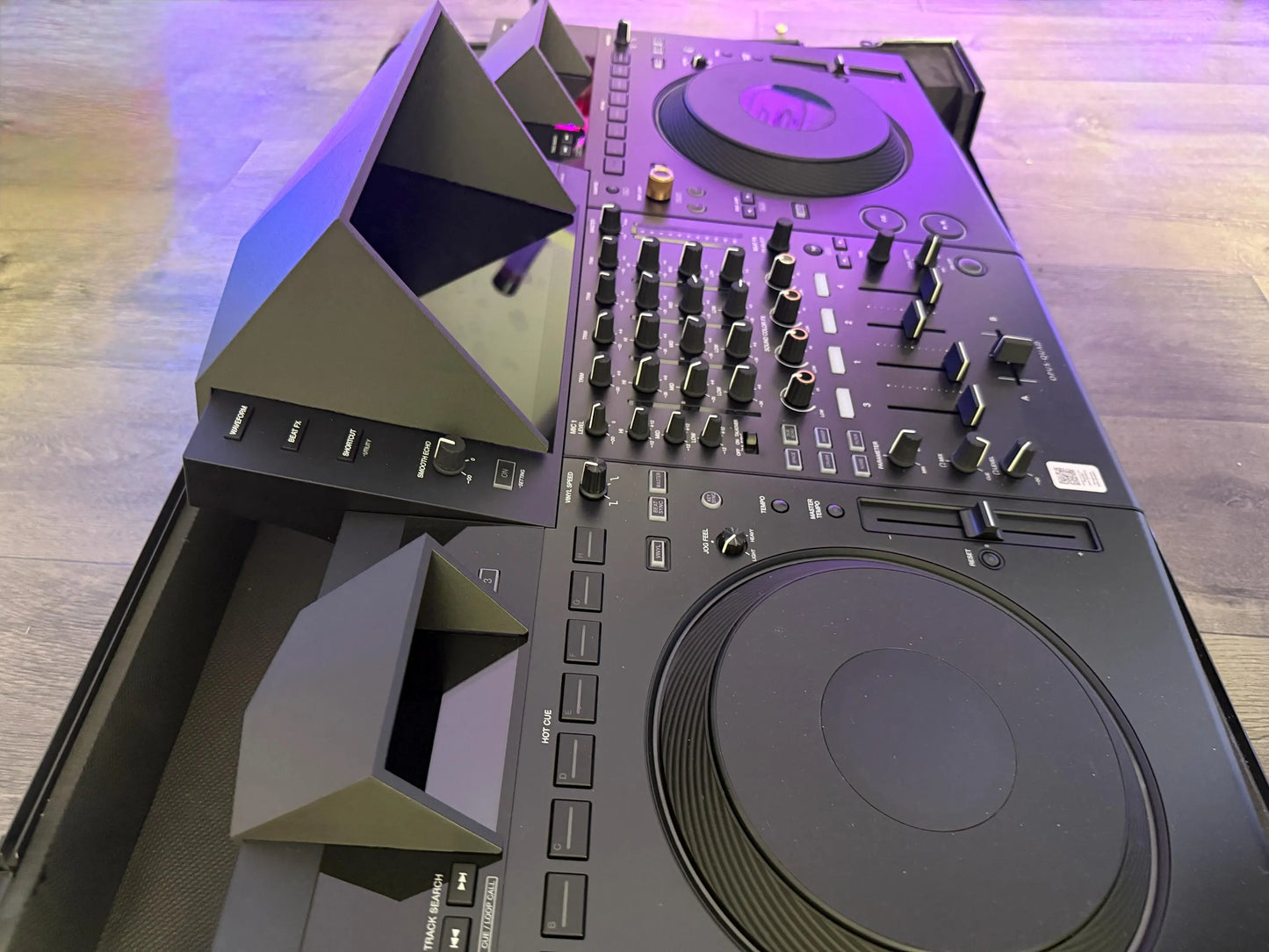 3D-gedruckter Display-Sonnenschutz, montiert auf Pioneer DJ Opus Quad, Seitliche Ansicht