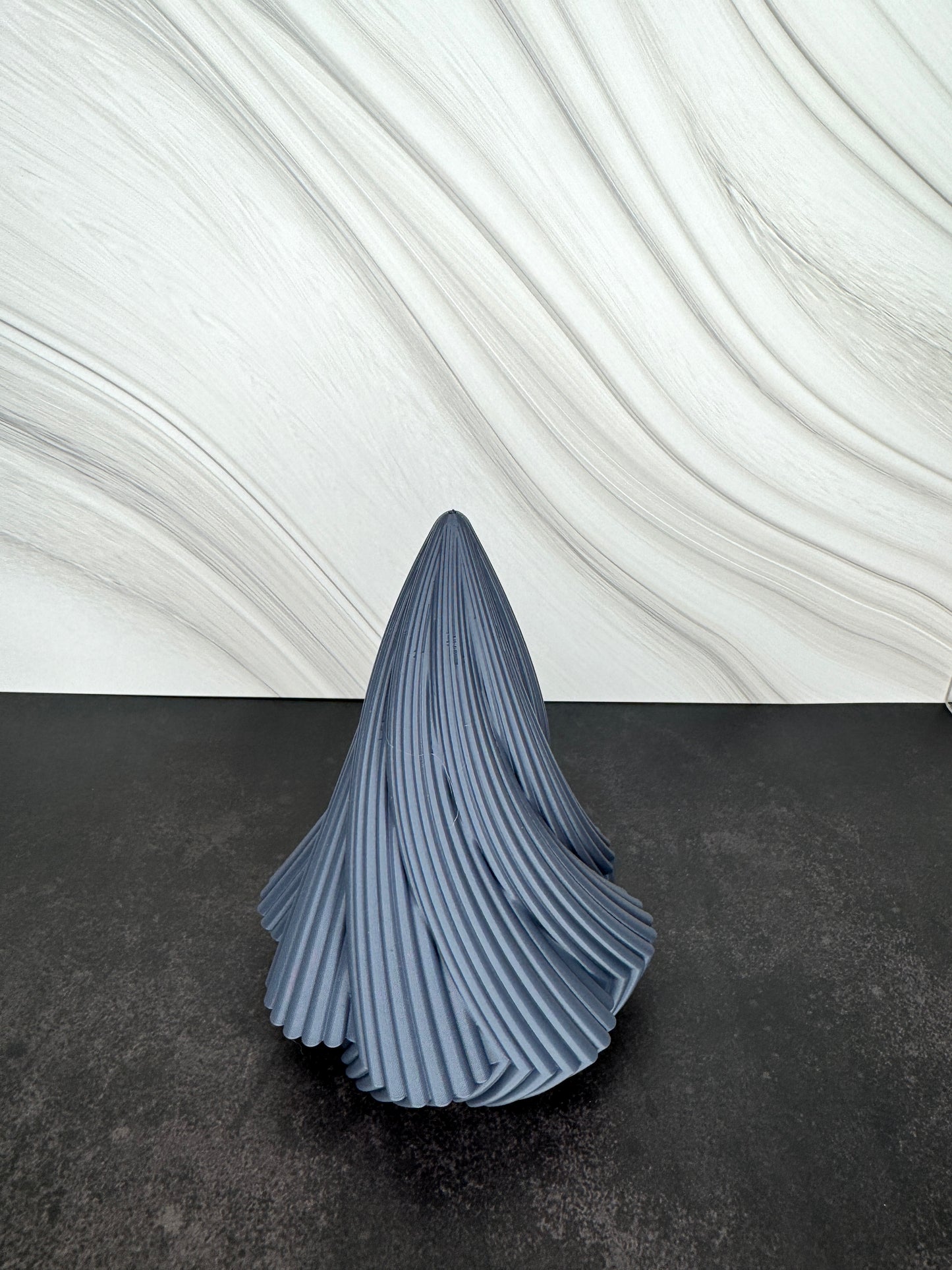 Gedrehte 3D-gedruckte Weihnachtsbäume in dunkelgrau – moderne Weihnachtsdeko für LED-Teelichter