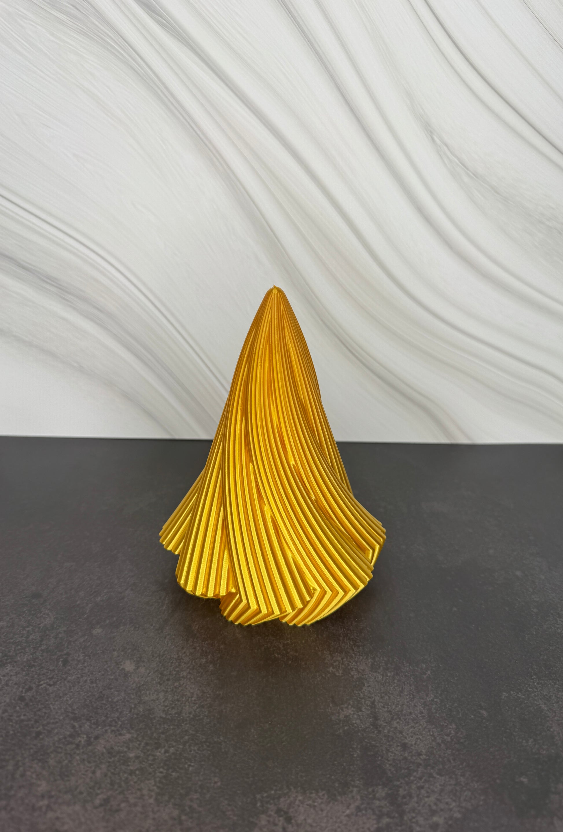 Gedrehte 3D-gedruckte Weihnachtsbäume in Weiß und Gold – moderne Weihnachtsdeko für LED-Teelichter