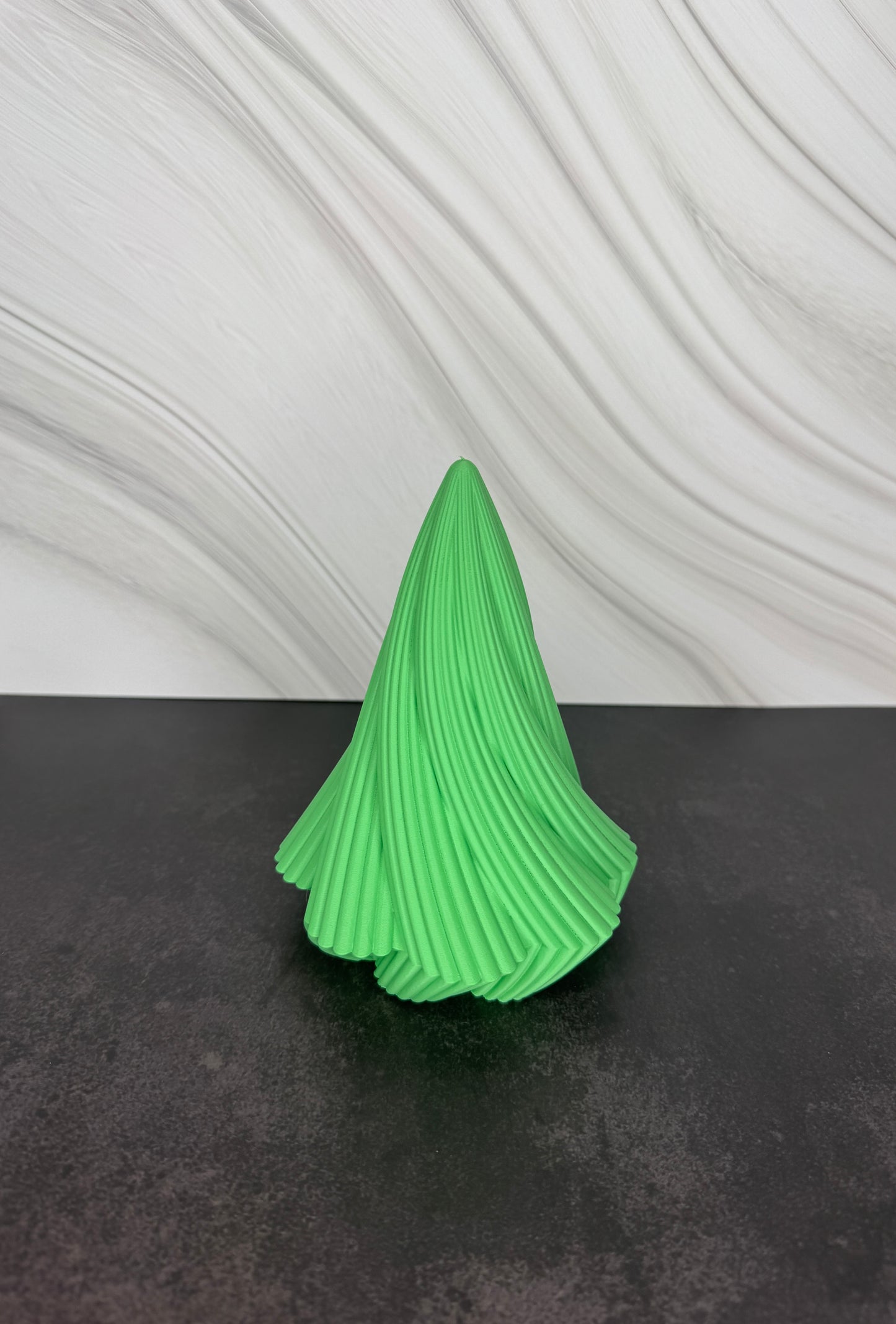 Gedrehte 3D-gedruckte Weihnachtsbäume in Gruen – moderne Weihnachtsdeko für LED-Teelichter