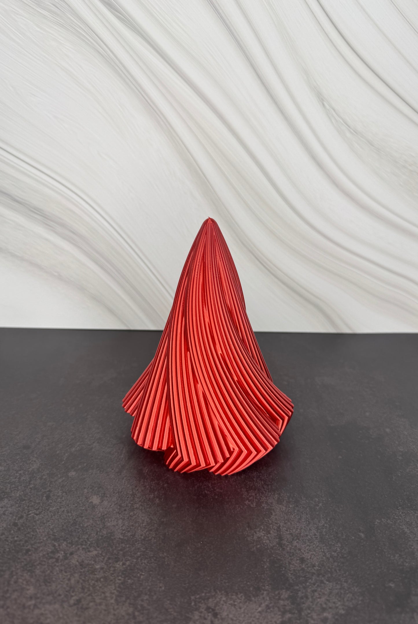 Gedrehte 3D-gedruckte Weihnachtsbäume in Metallic-Rot – moderne Weihnachtsdeko für LED-Teelichter