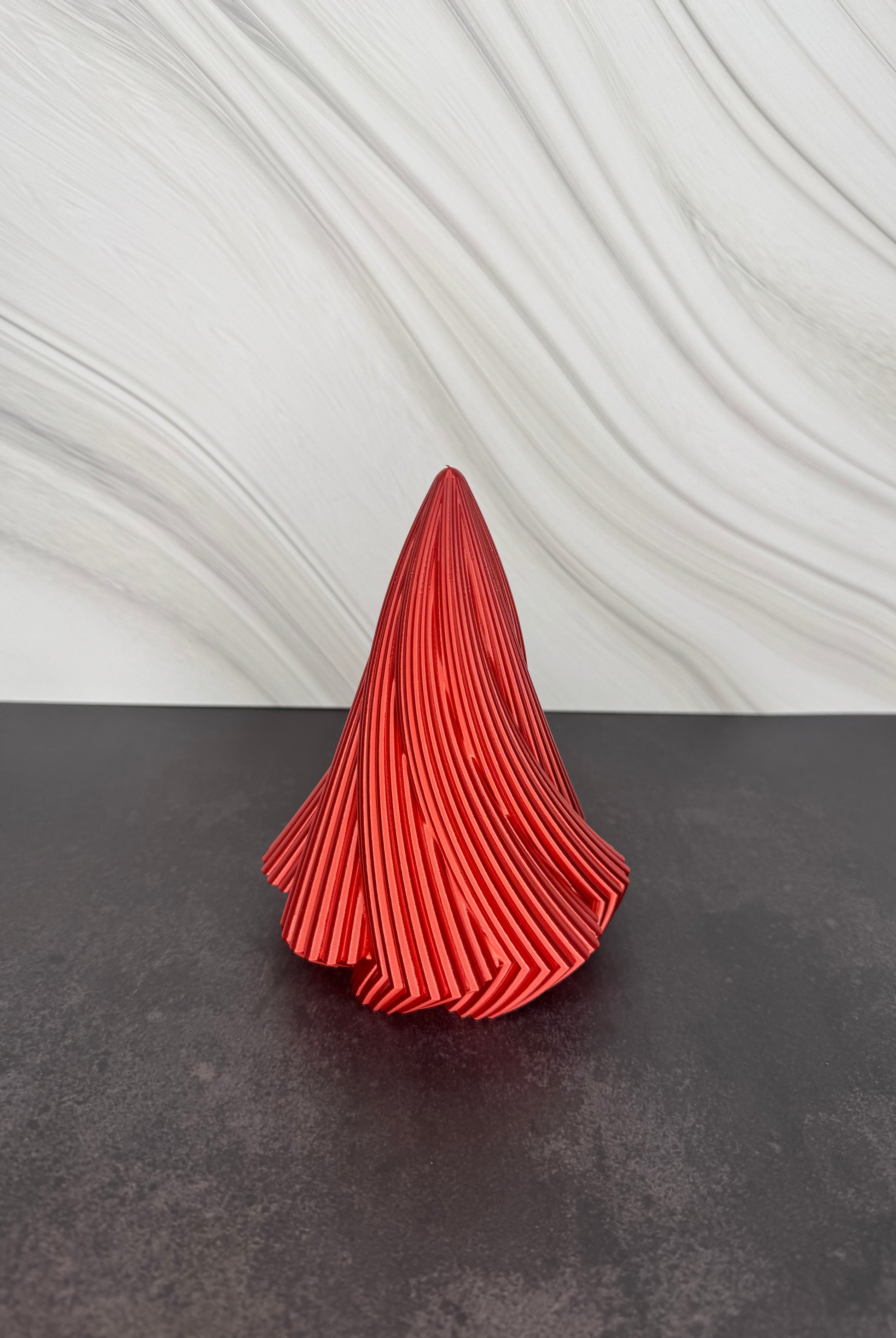 Gedrehte 3D-gedruckte Weihnachtsbäume in Metallic-Rot – moderne Weihnachtsdeko für LED-Teelichter