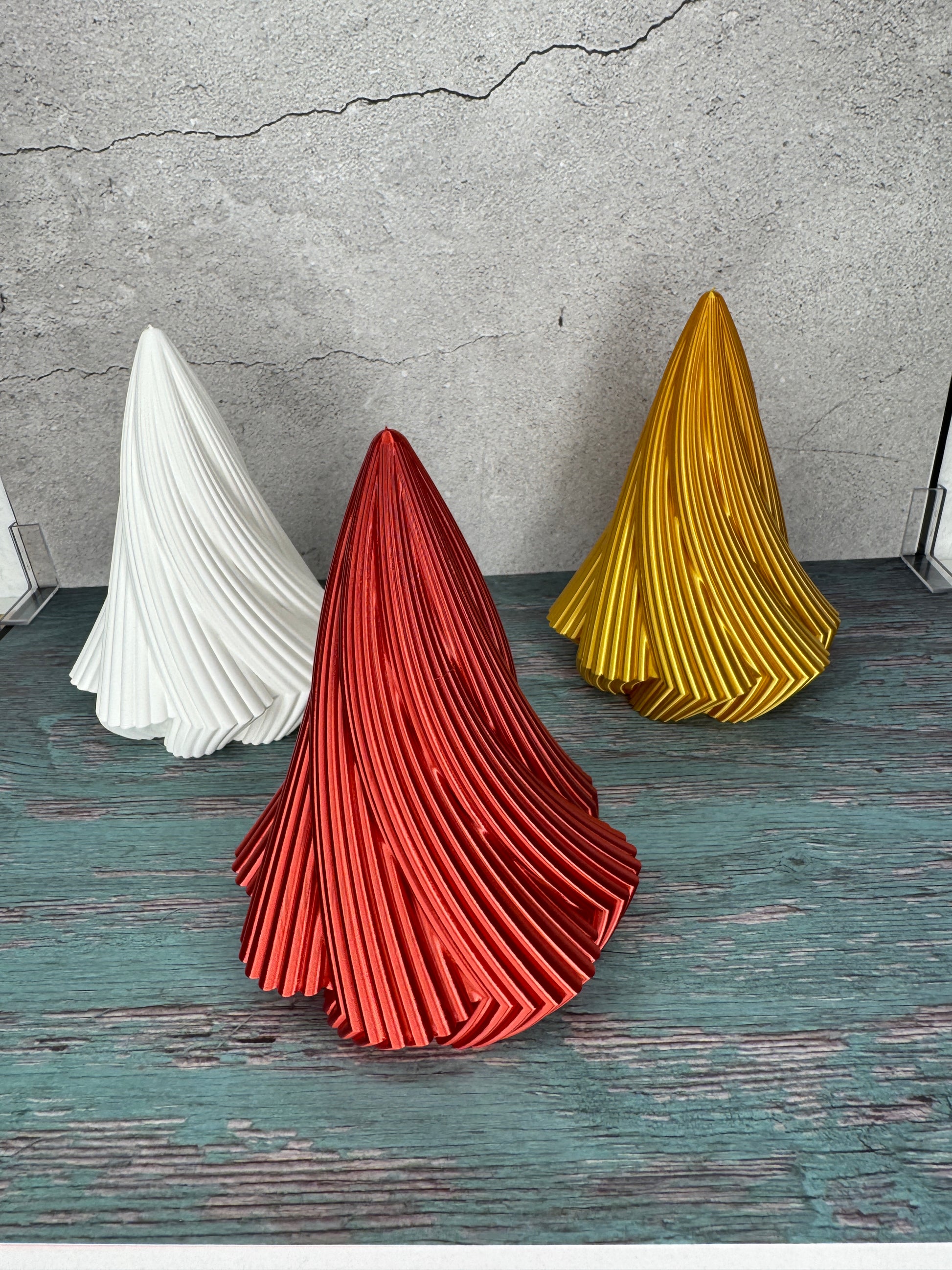 Gedrehte 3D-gedruckte Weihnachtsbäume in Weiß, Gold und Metallic Rot – moderne Weihnachtsdeko für LED-Teelichter