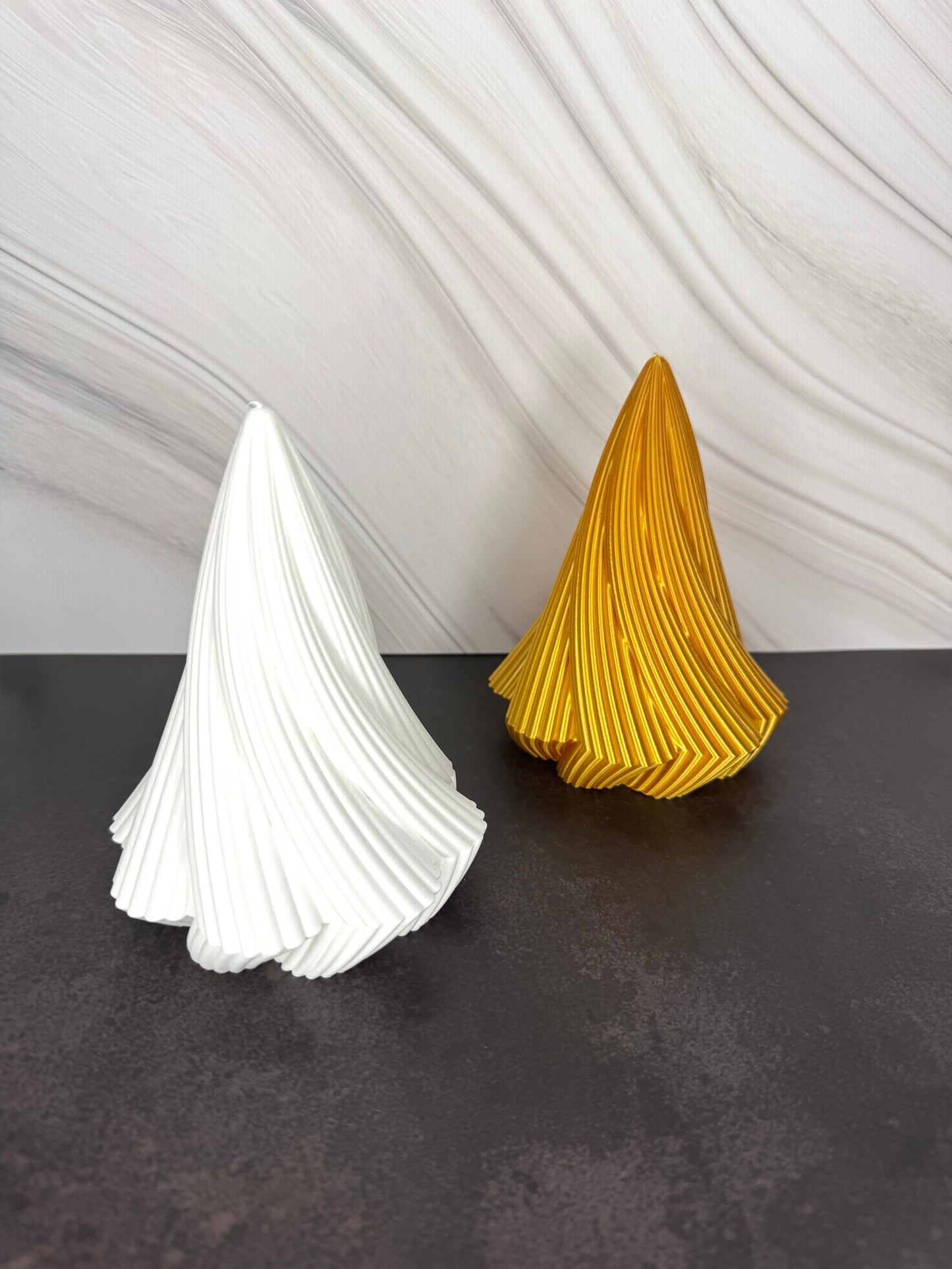 Gedrehte 3D-gedruckte Weihnachtsbäume in Weiß und Gold – moderne Weihnachtsdeko für LED-Teelichter