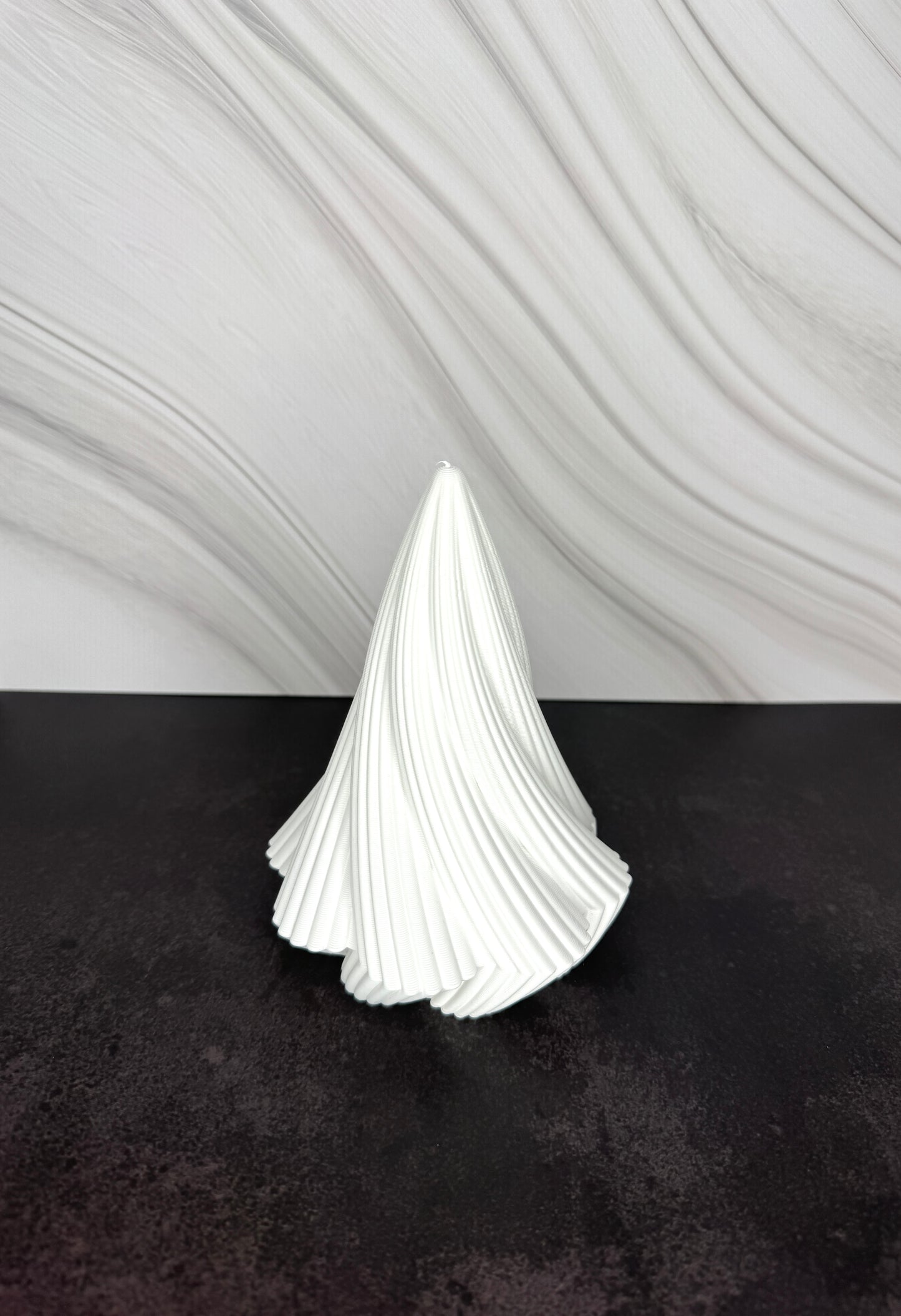 Gedrehte 3D-gedruckte Weihnachtsbäume in Weiß – moderne Weihnachtsdeko für LED-Teelichter