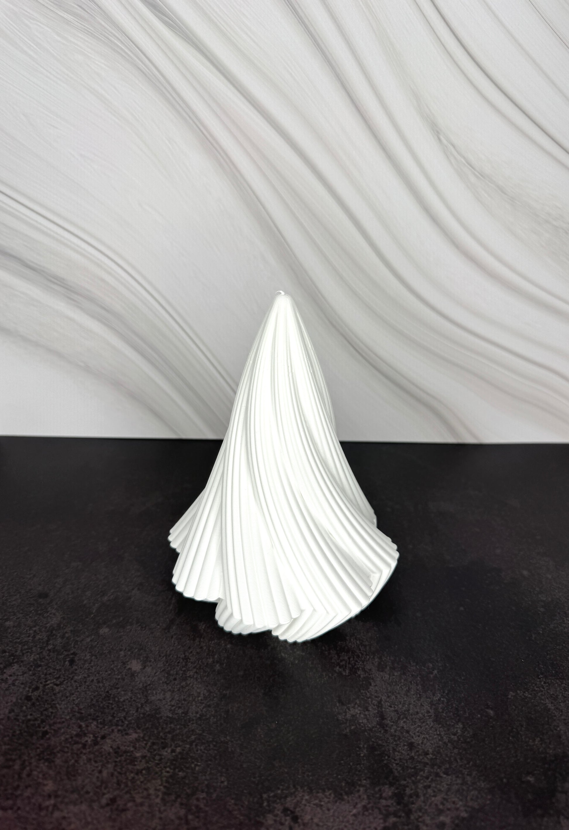 Gedrehte 3D-gedruckte Weihnachtsbäume in Weiß – moderne Weihnachtsdeko für LED-Teelichter