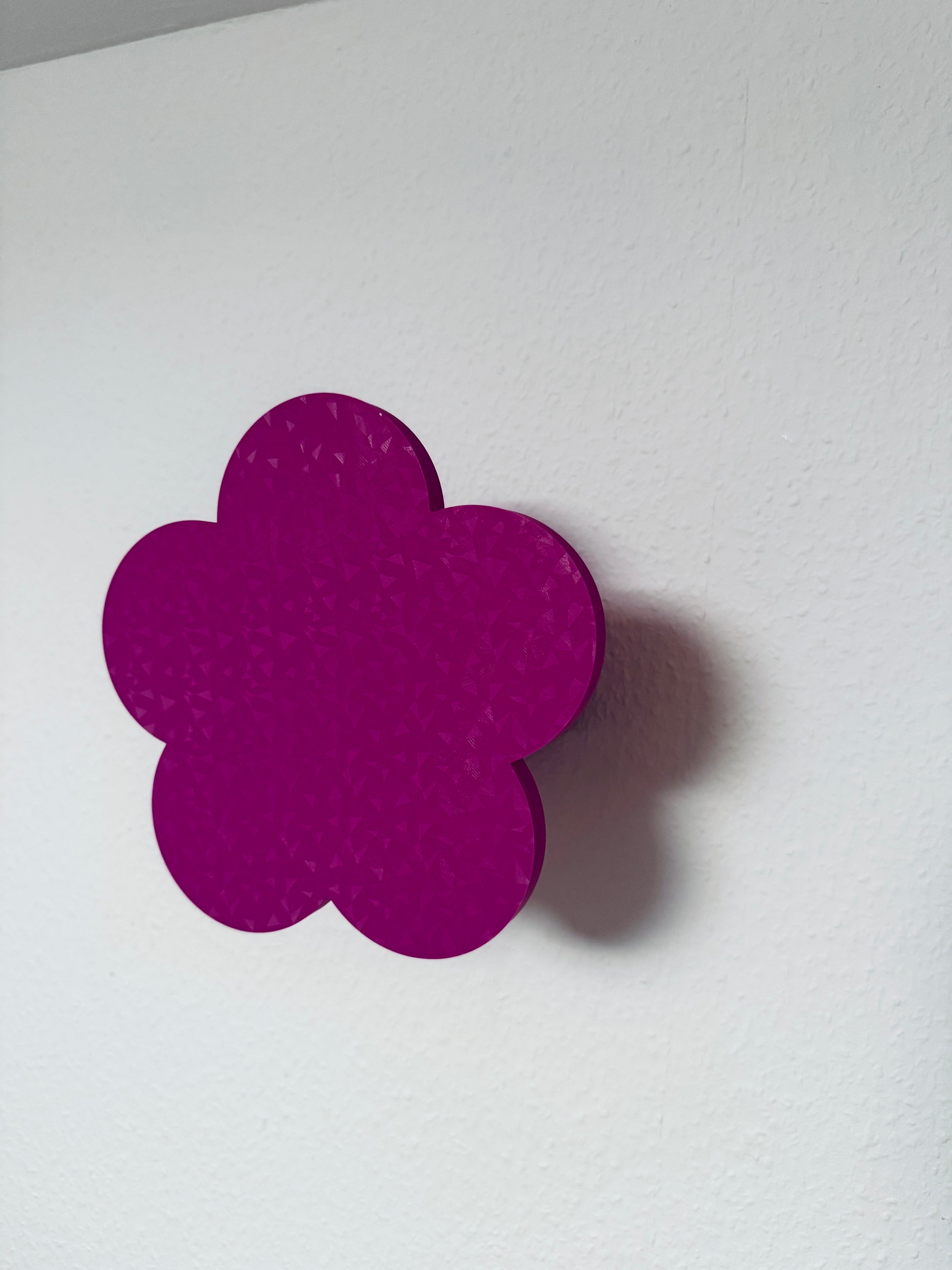 Detailaufnahme des 3D-gedruckten Haarreifenhalters mit Blumenfront in pink front