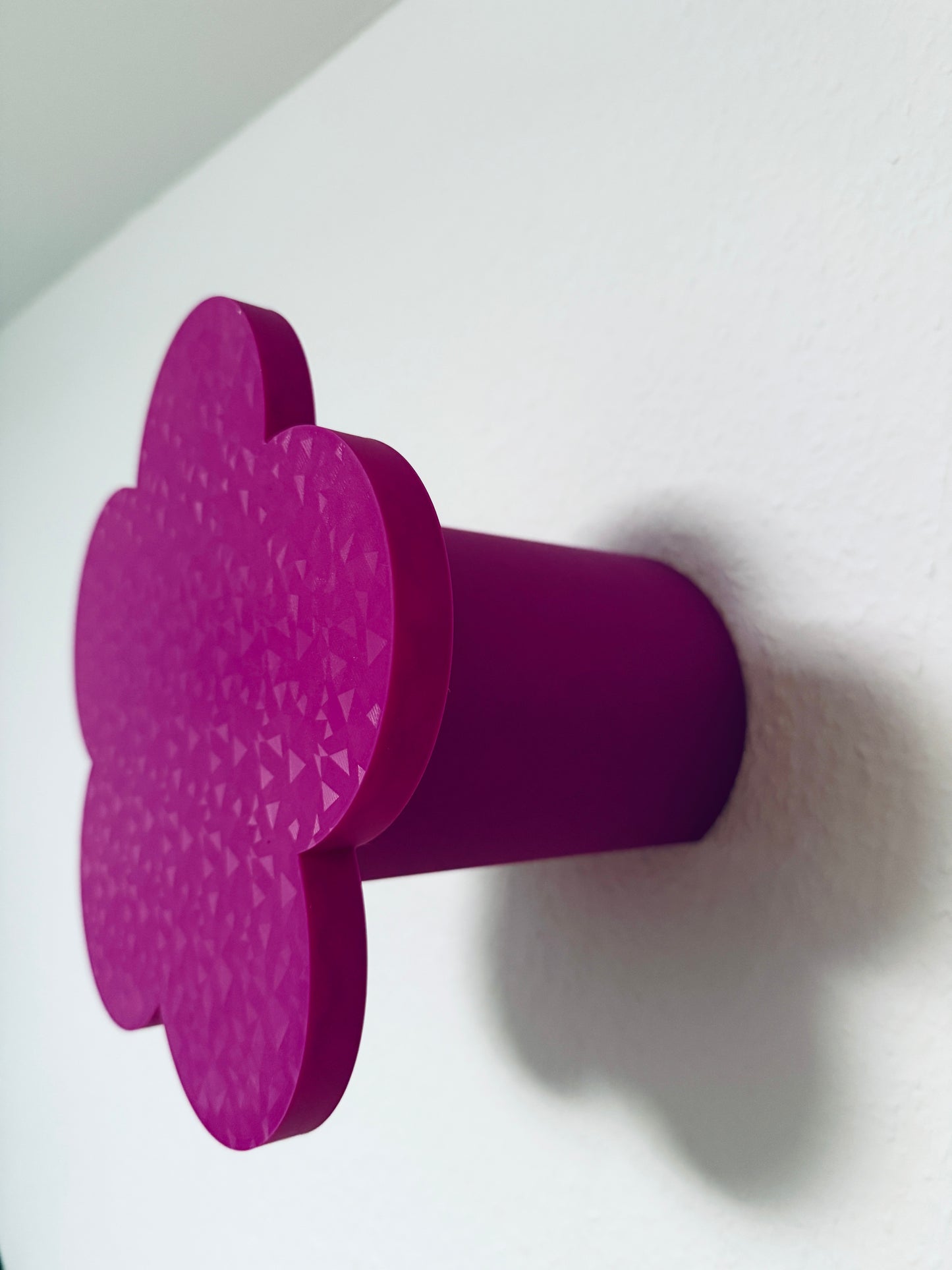 Detailaufnahme des 3D-gedruckten Haarreifenhalters mit Blumenfront in pink